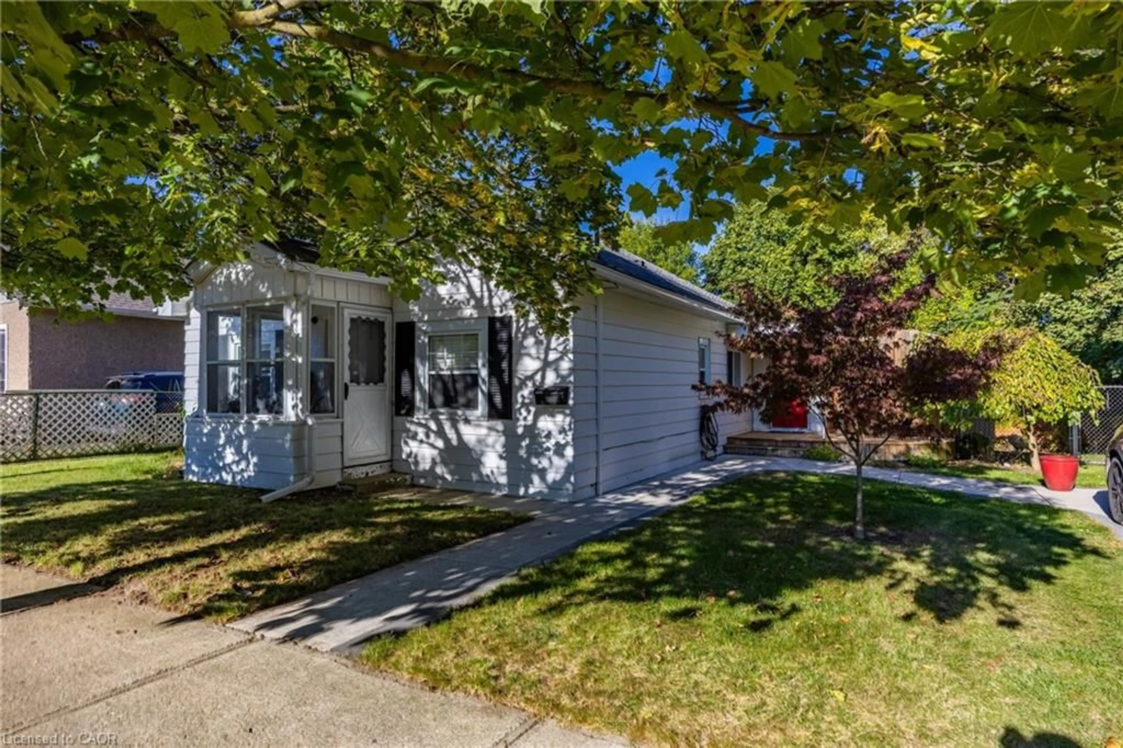 Home with vinyl exterior material, street for 32 Wade Ave, Brantford Ontario N3T 1W8