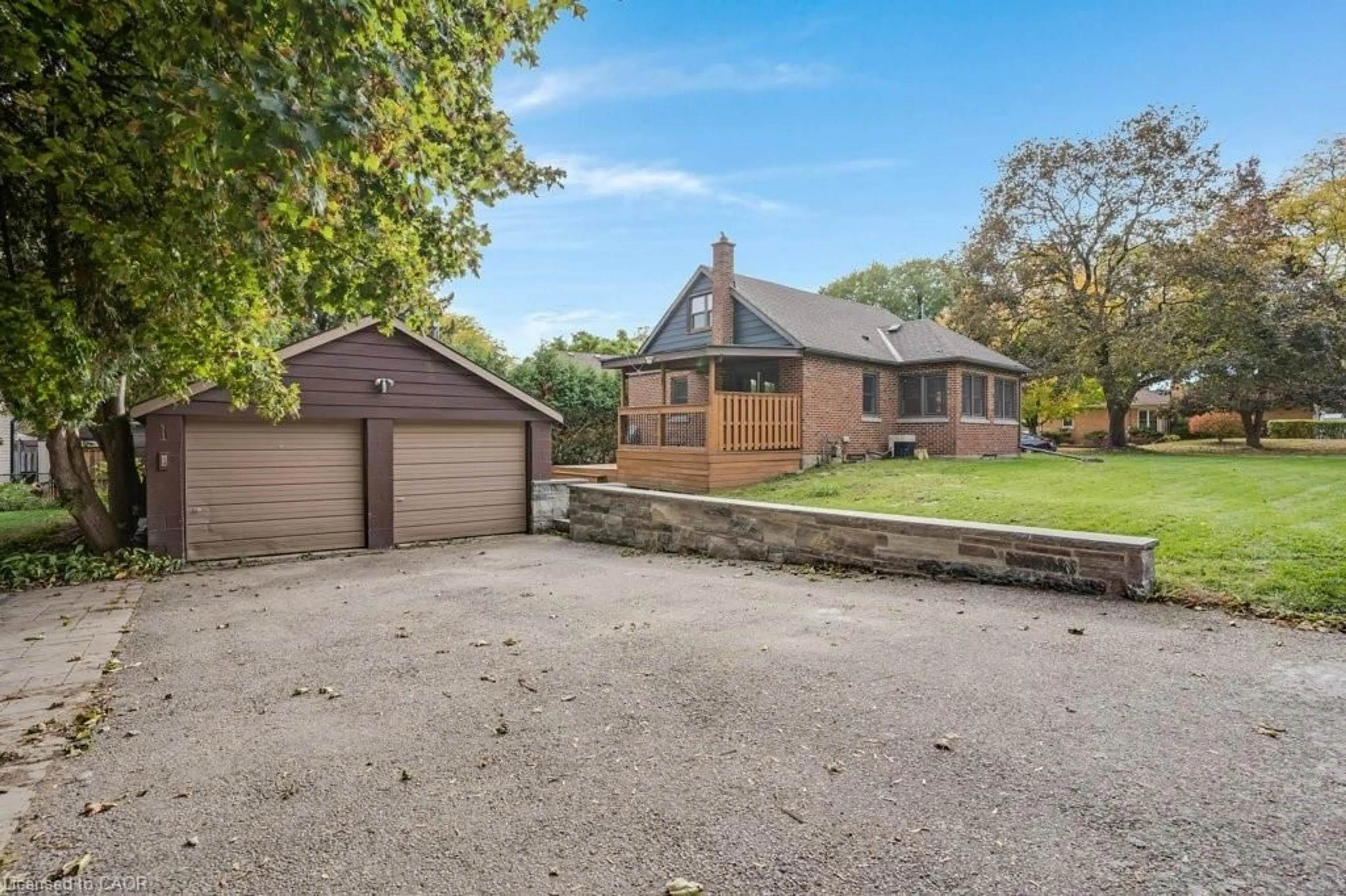 A pic from outside/outdoor area/front of a property/back of a property/a pic from drone, street for 43 Dudhope Ave, Cambridge Ontario N1R 4T4