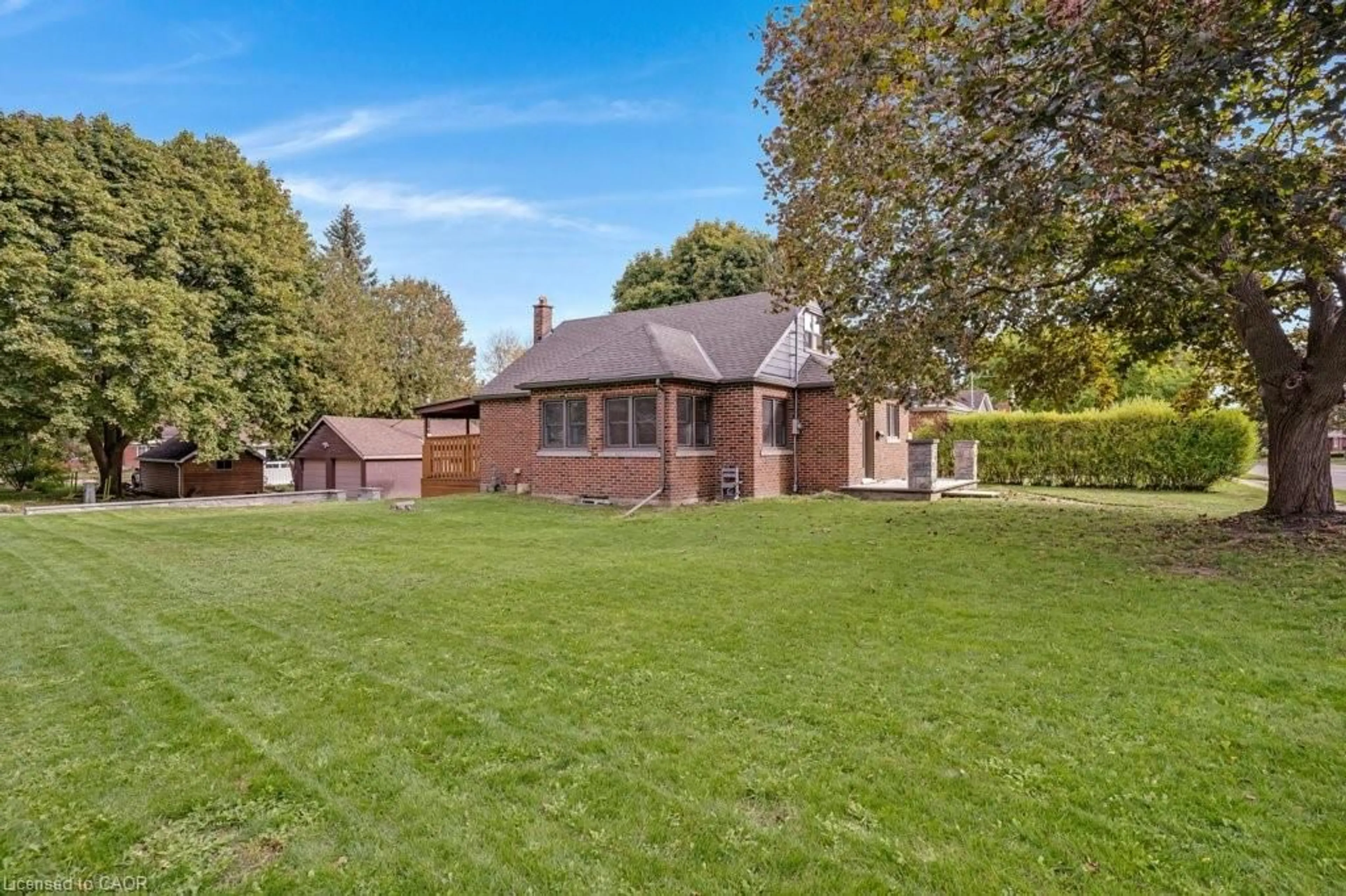 A pic from outside/outdoor area/front of a property/back of a property/a pic from drone, street for 43 Dudhope Ave, Cambridge Ontario N1R 4T4