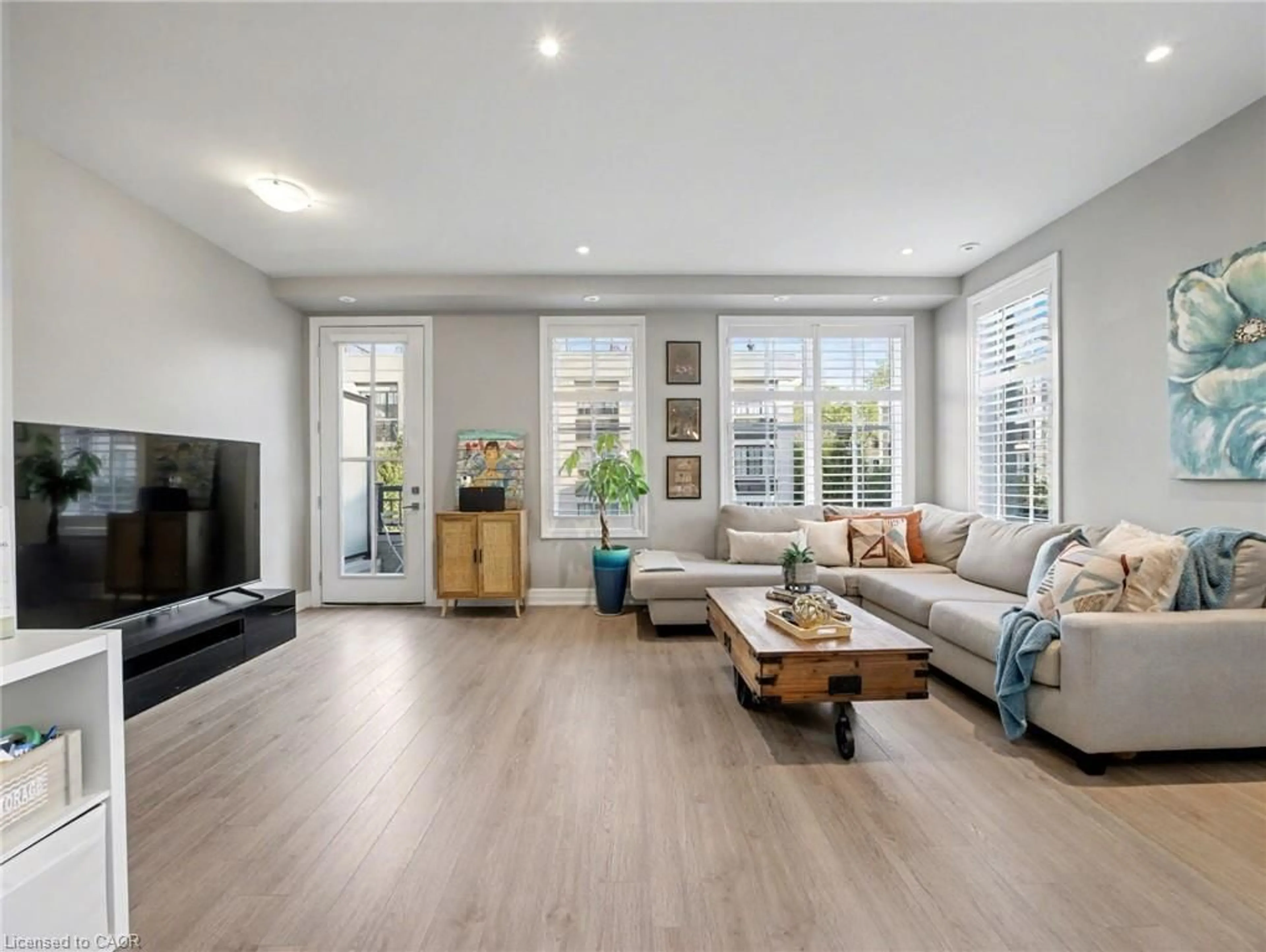 Living room with furniture, unknown for 657 Cricklewood Dr #532, Mississauga Ontario L5G 0B9