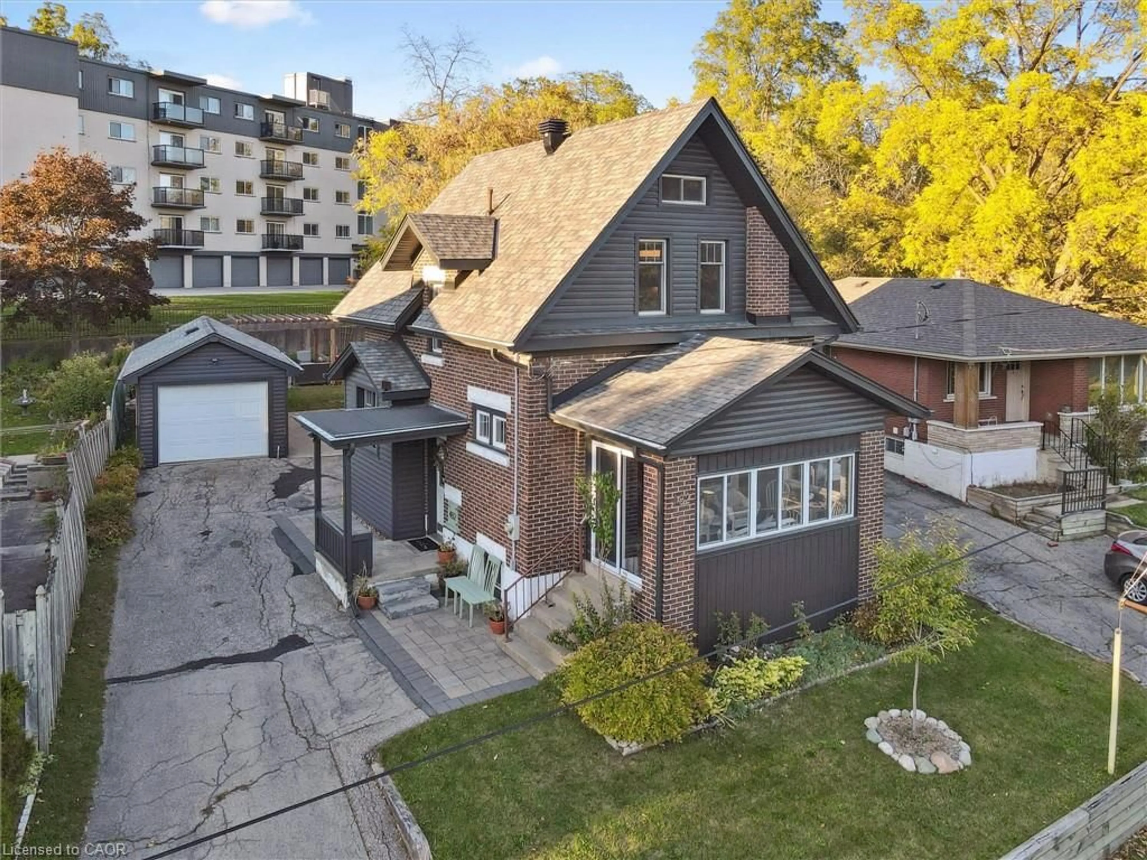 A pic from outside/outdoor area/front of a property/back of a property/a pic from drone, street for 482 Wellington St, Kitchener Ontario N2H 5L5