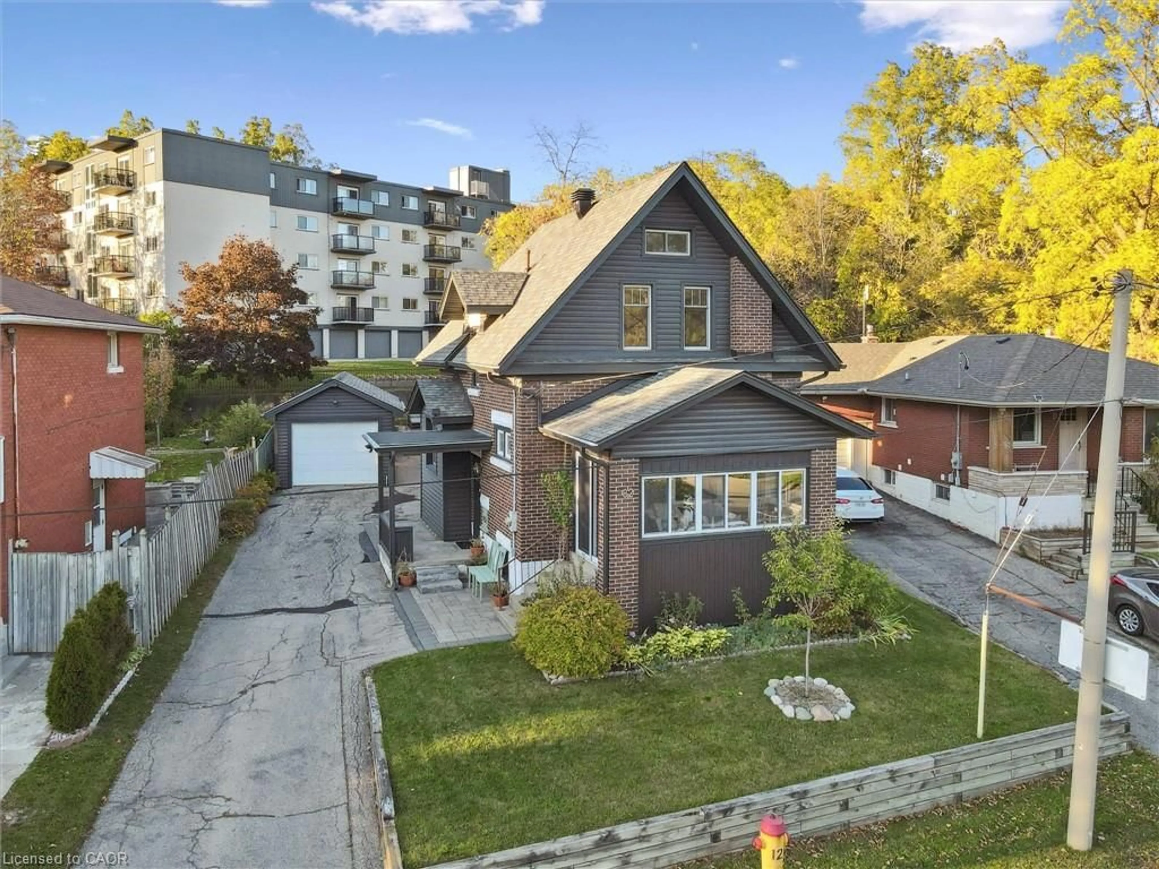 A pic from outside/outdoor area/front of a property/back of a property/a pic from drone, street for 482 Wellington St, Kitchener Ontario N2H 5L5
