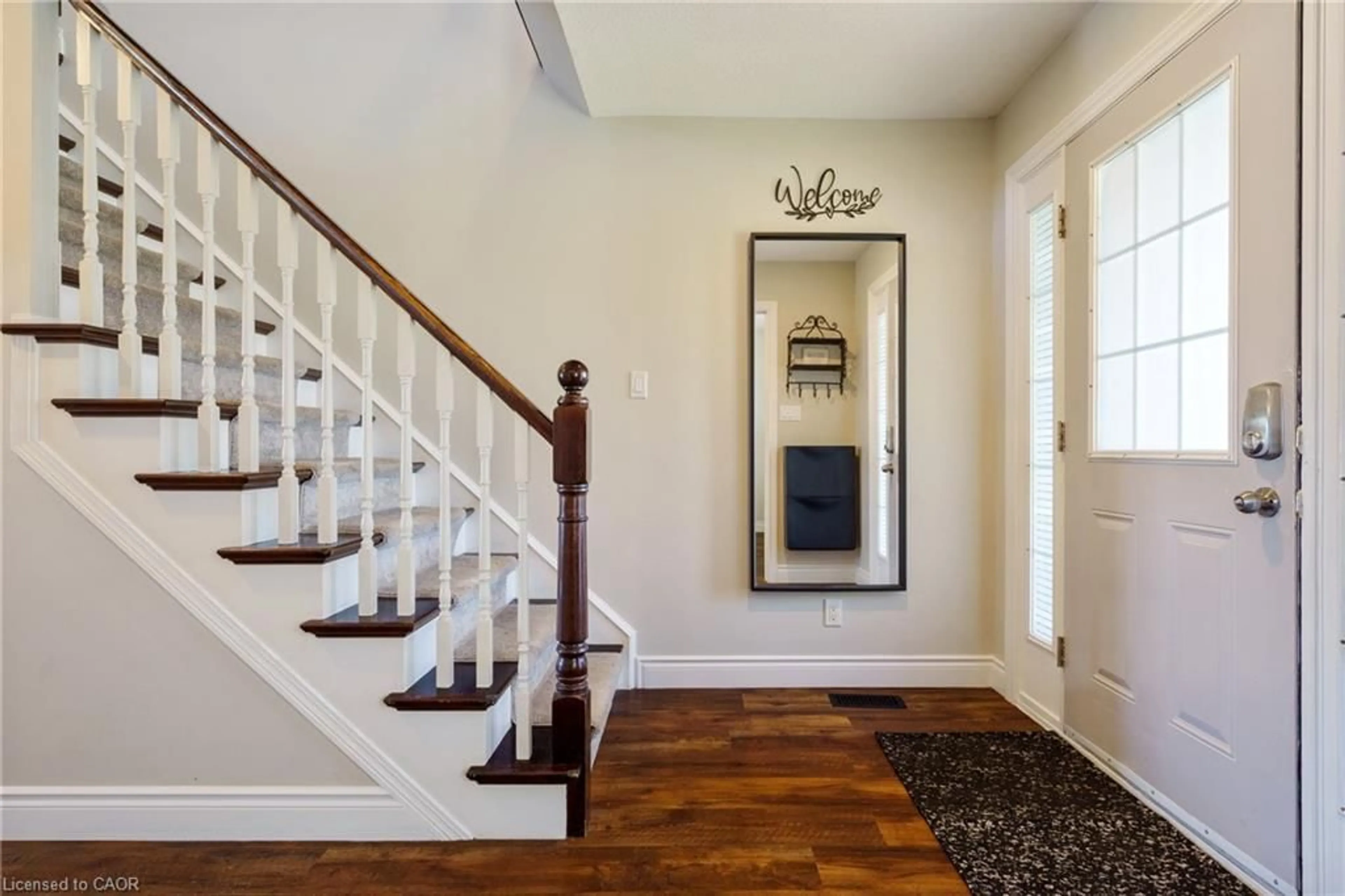 Indoor entryway for 44 Grassyplain Dr, Hamilton Ontario L0R 1W0