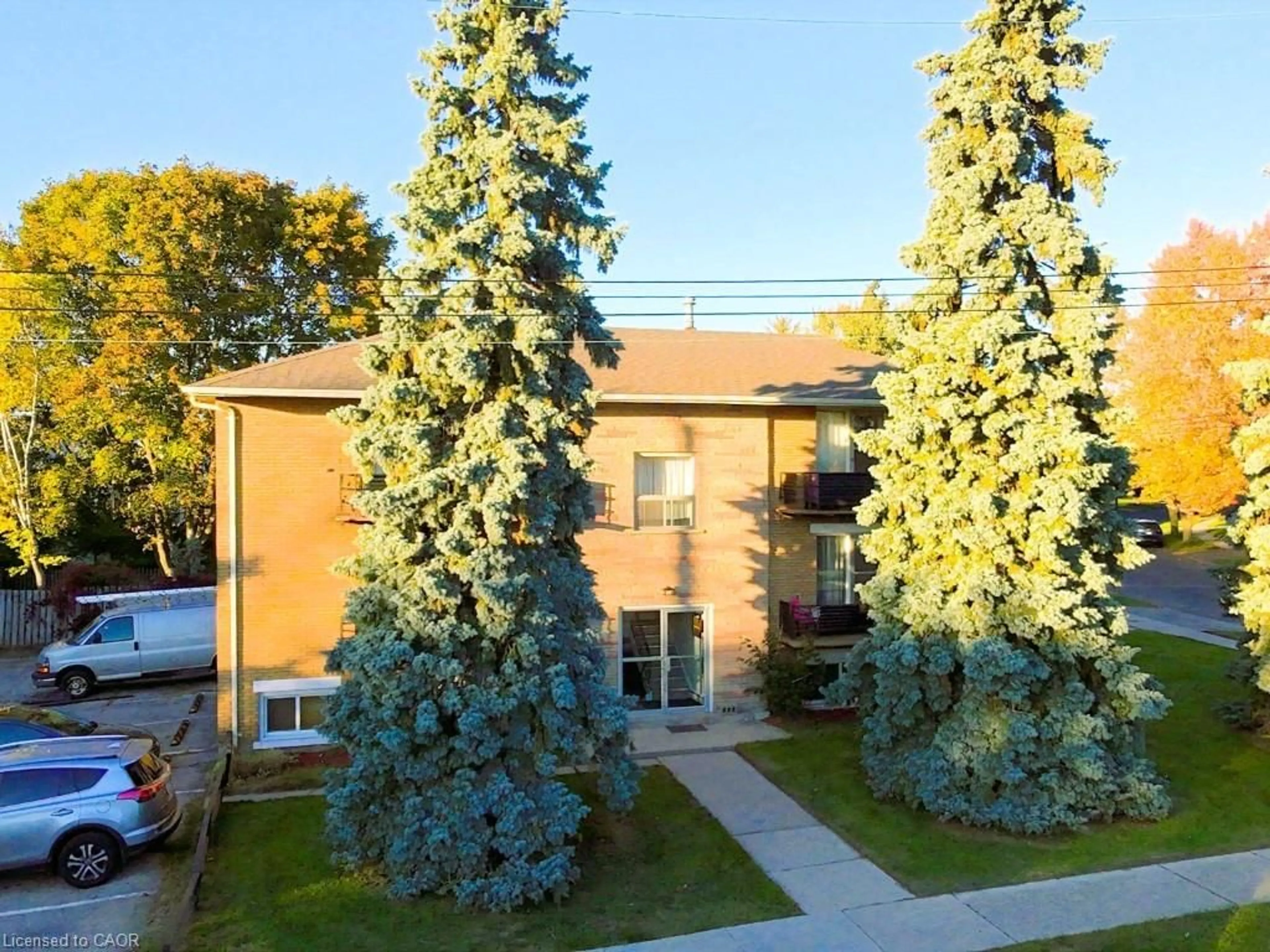 A pic from outside/outdoor area/front of a property/back of a property/a pic from drone, street for 164 Donald St, Kitchener Ontario N2B 3G8
