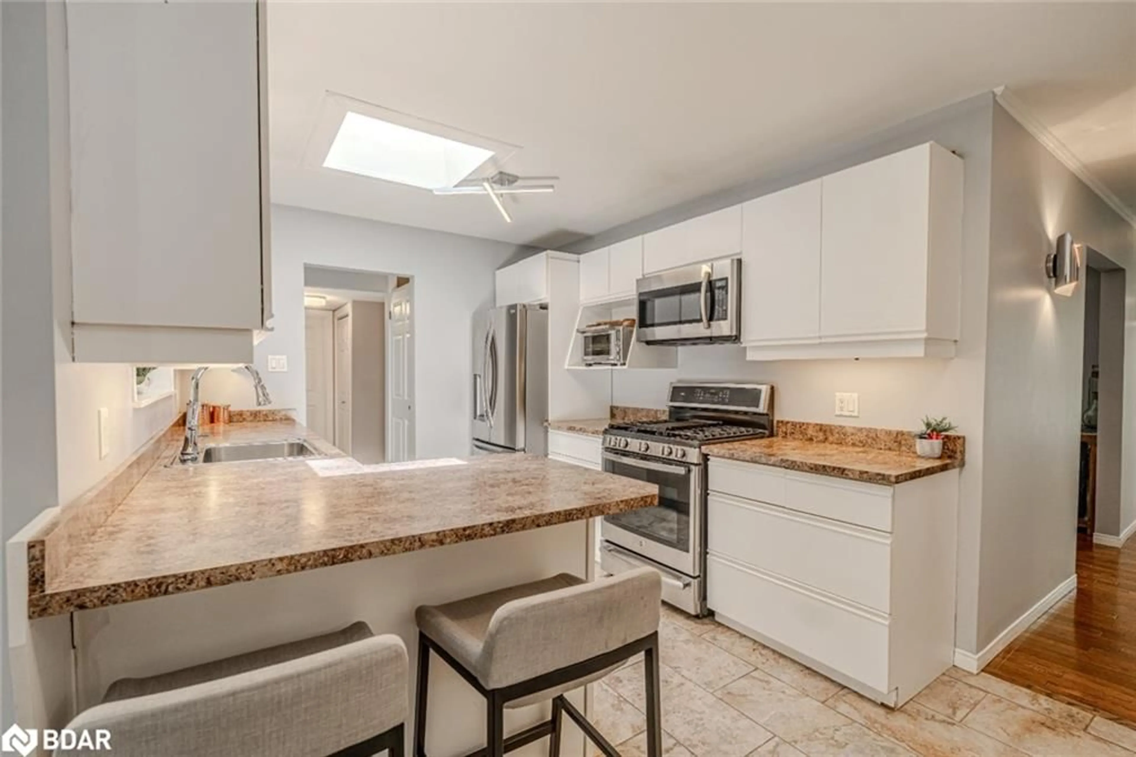 Open concept kitchen, ceramic/tile floor for 1105 St Vincent Street, Midhurst Ontario L9X 0M6