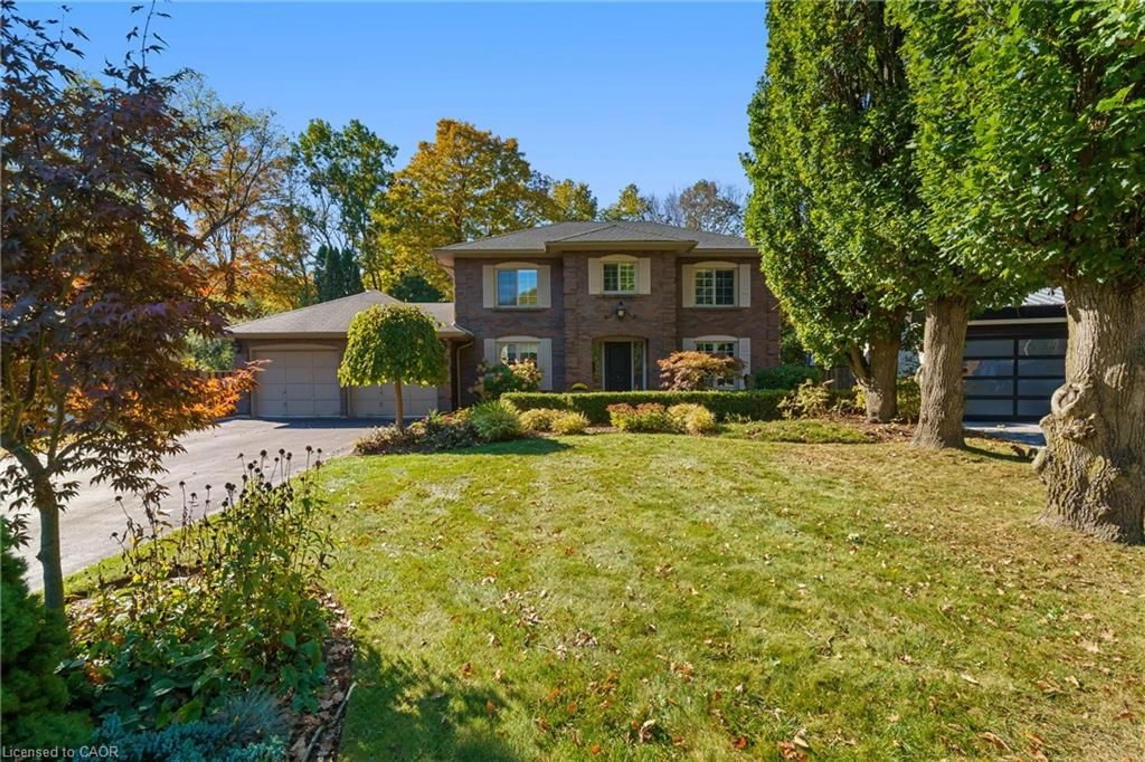 A pic from outside/outdoor area/front of a property/back of a property/a pic from drone, street for 75 Terrace Dr, Dundas Ontario L9H 3X1