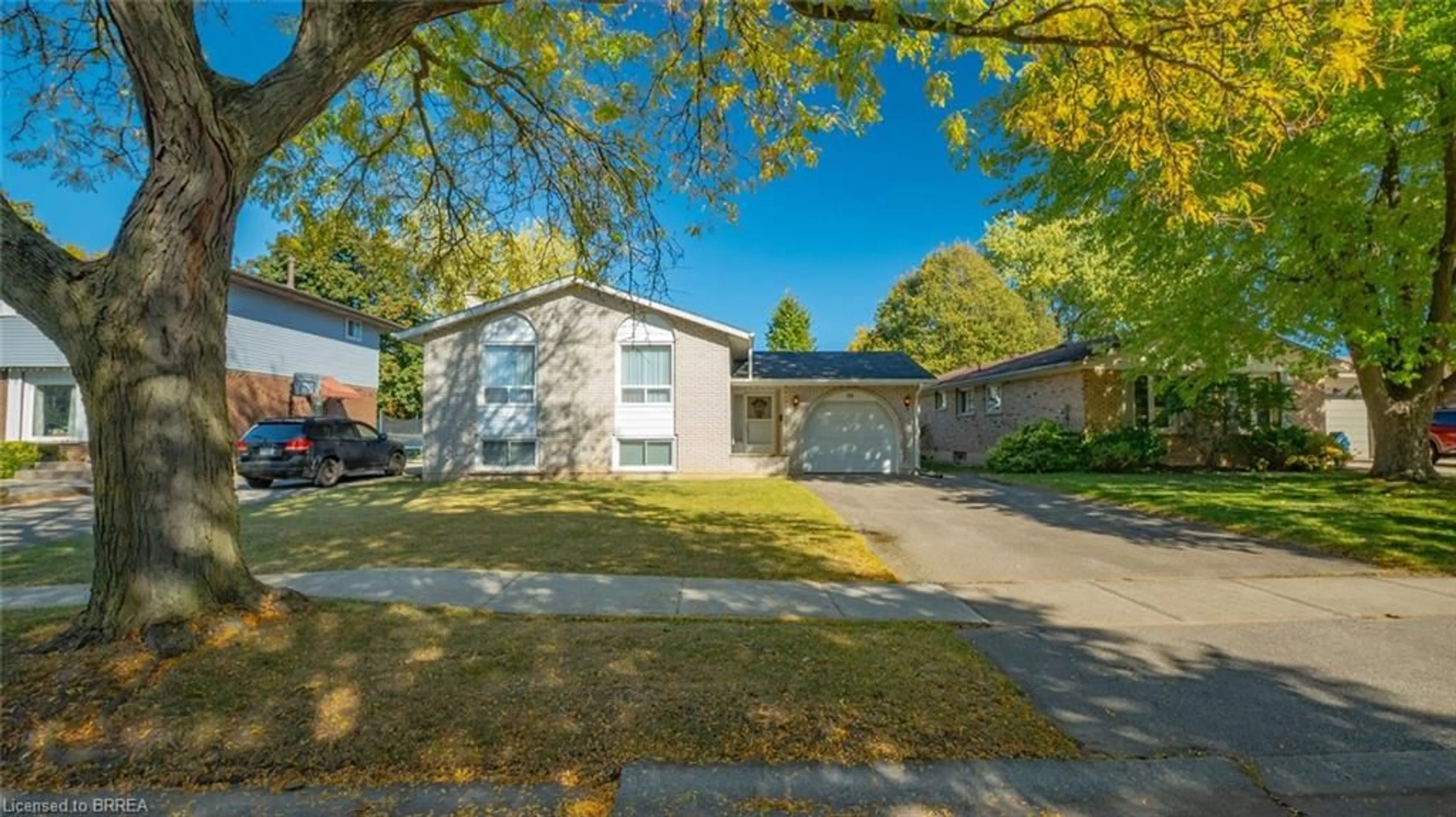 A pic from outside/outdoor area/front of a property/back of a property/a pic from drone, street for 30 Stodola Dr, Brantford Ontario N3R 6J5