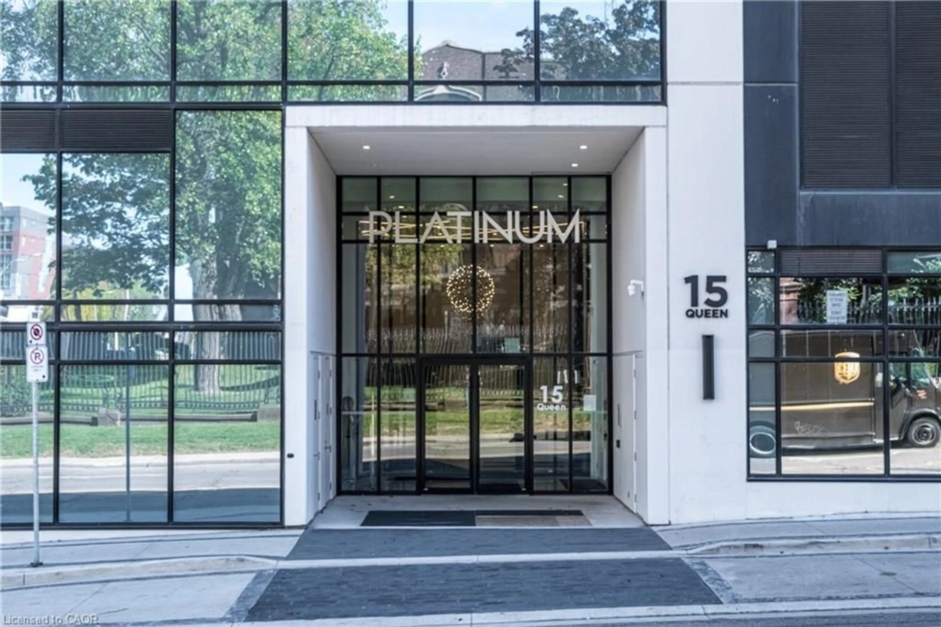 Indoor foyer for 15 Queen St #401, Hamilton Ontario L8P 0C6