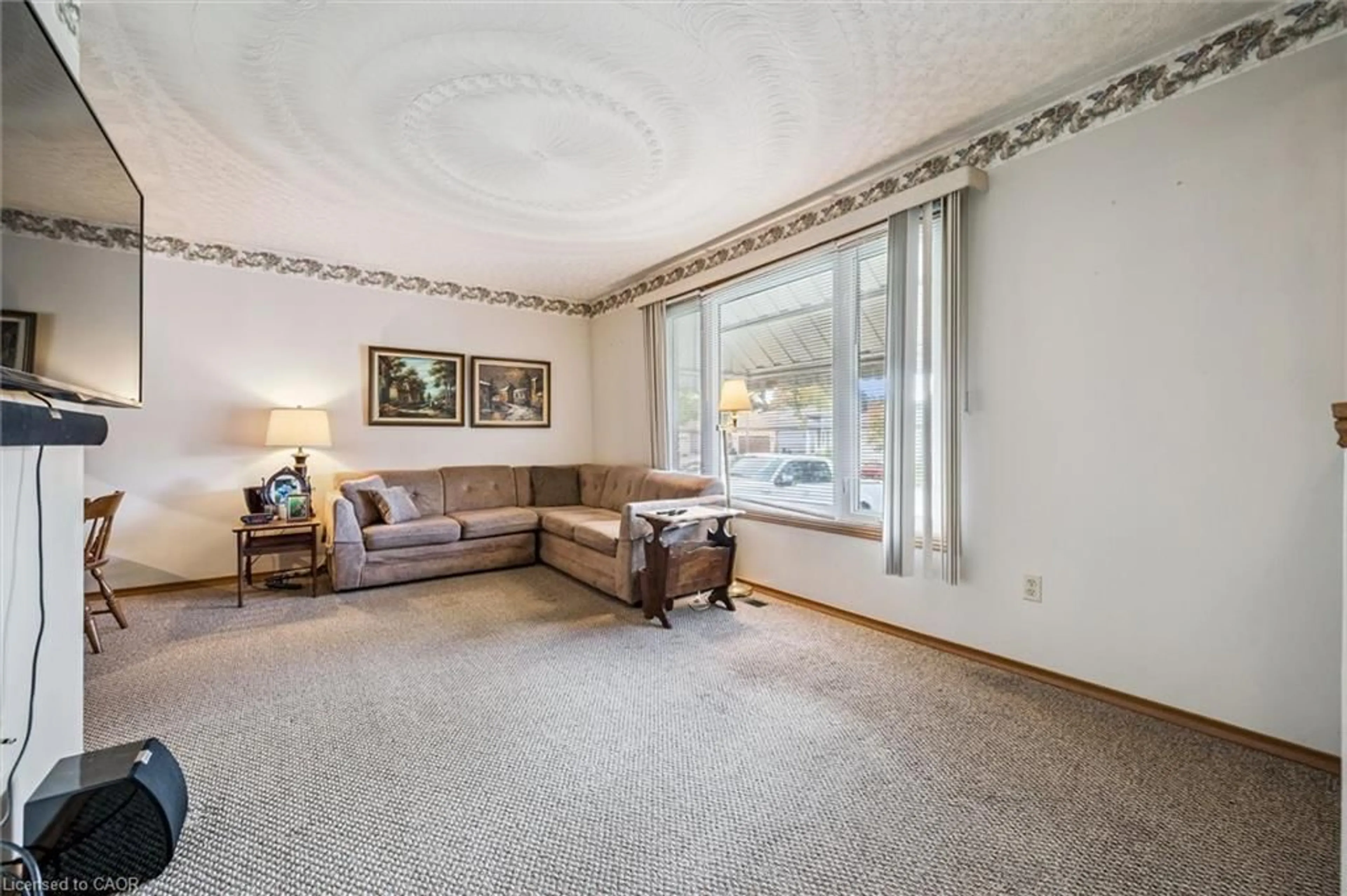 Living room with furniture, carpet floor for 162 The Country Way, Kitchener Ontario N2E 2L2