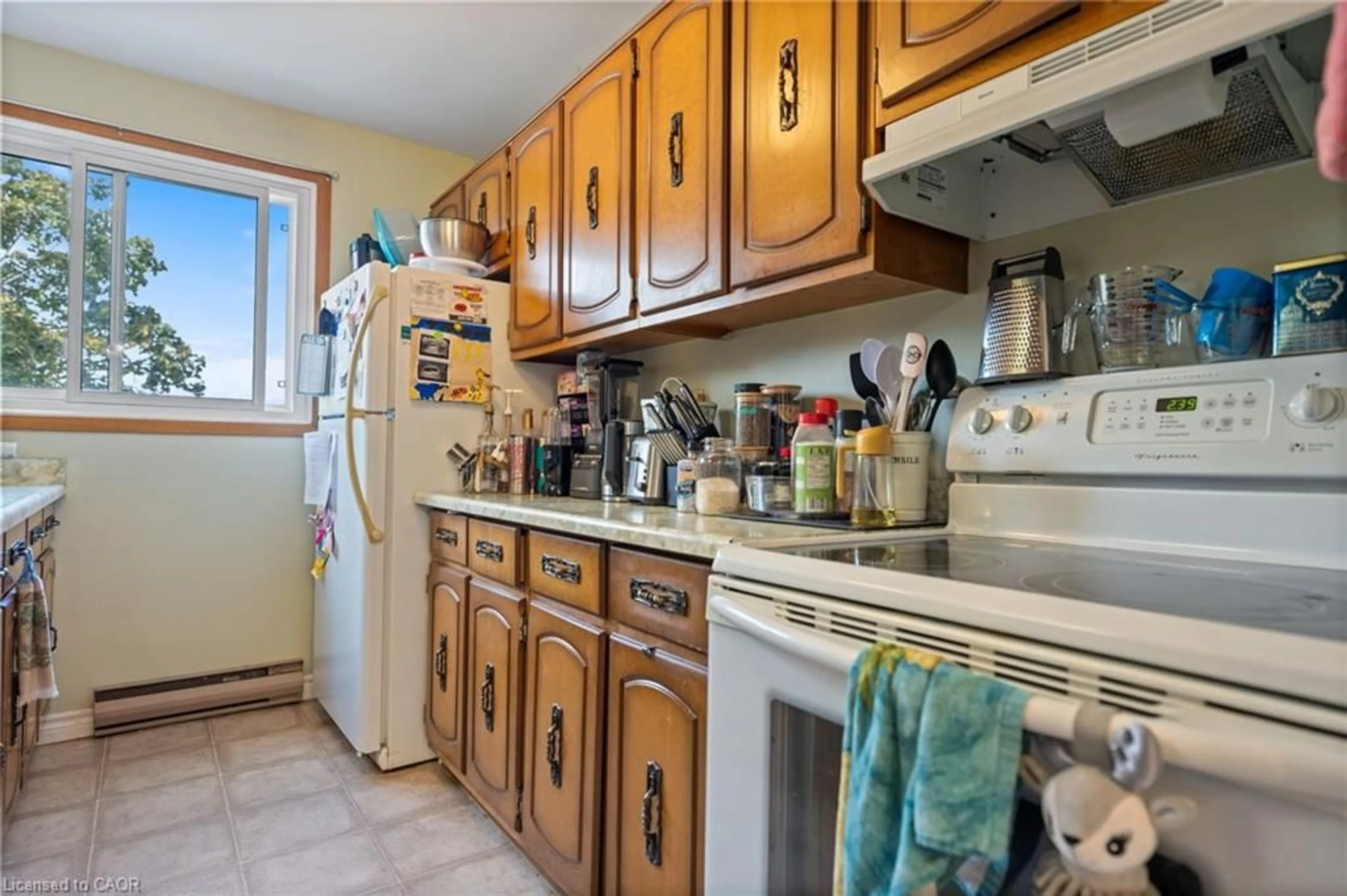 Standard kitchen, ceramic/tile floor for 10 Montclair Cres #5, Simcoe Ontario N3Y 4R9