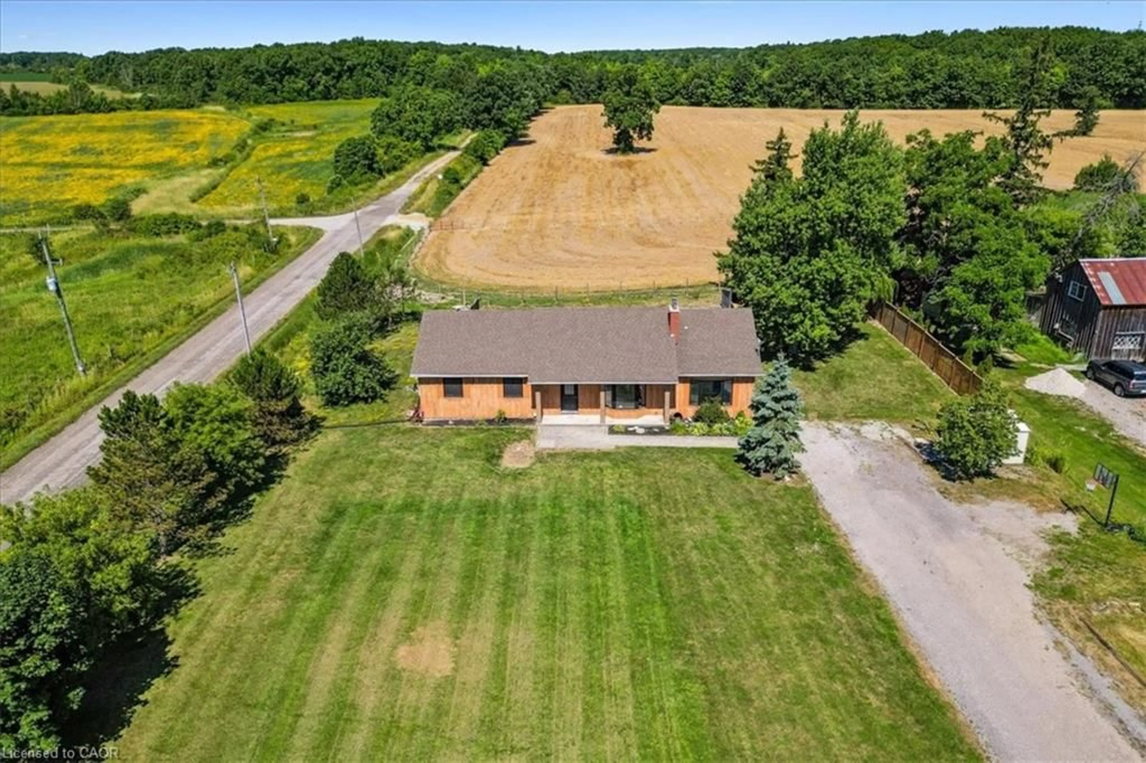 A pic from outside/outdoor area/front of a property/back of a property/a pic from drone, unknown for 6550 Sinclairville Rd, Glanbrook Ontario N0A 1R0