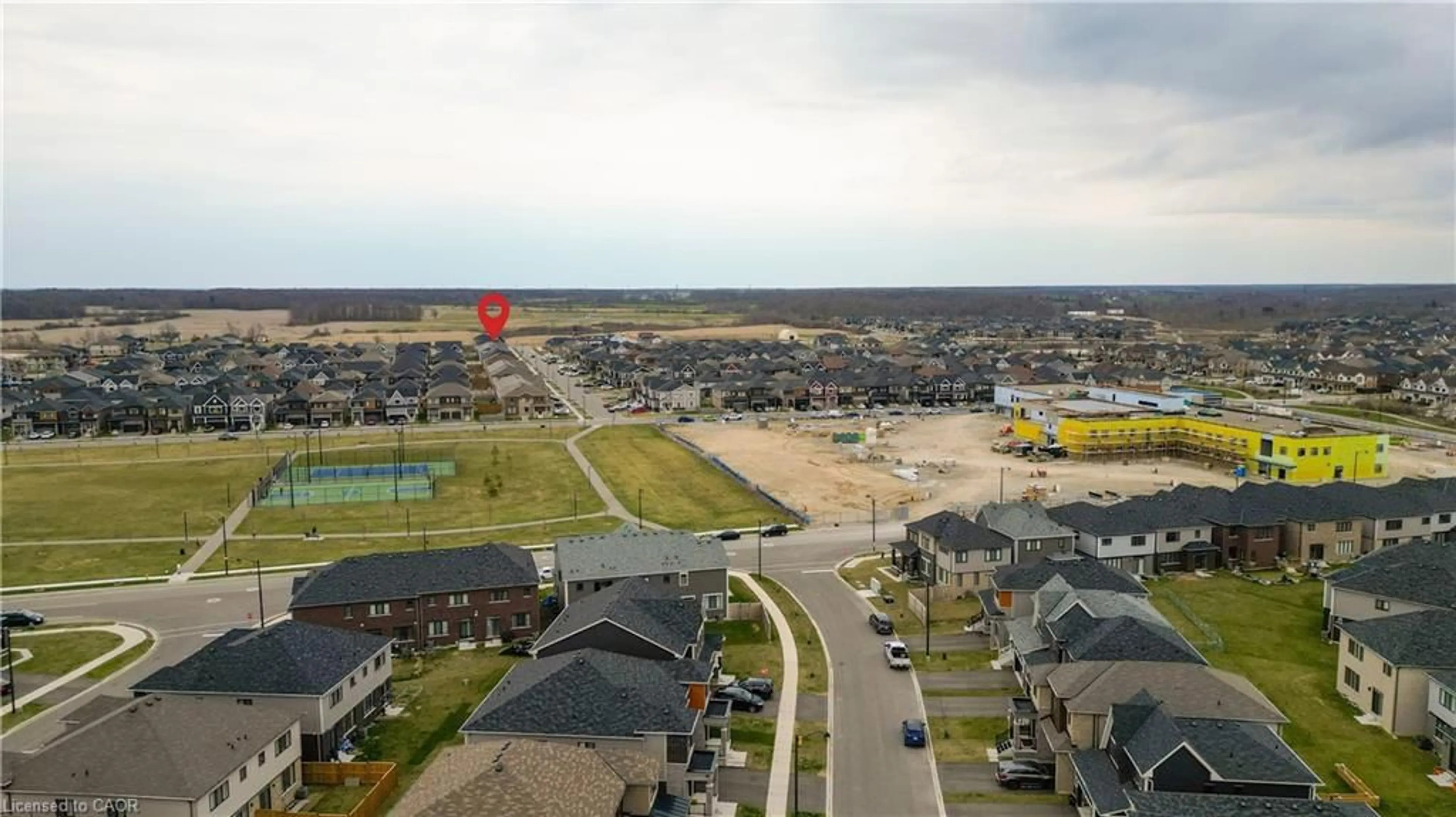 A pic from outside/outdoor area/front of a property/back of a property/a pic from drone, unknown for 22 Oaktree Dr, Caledonia Ontario N3W 0E6