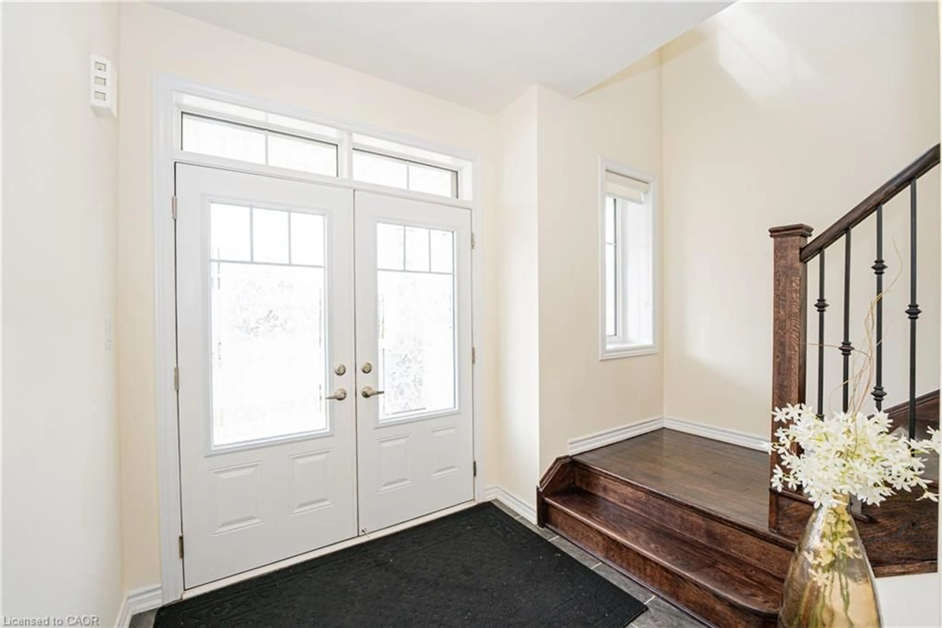 Indoor entryway for 22 Oaktree Dr, Caledonia Ontario N3W 0E6