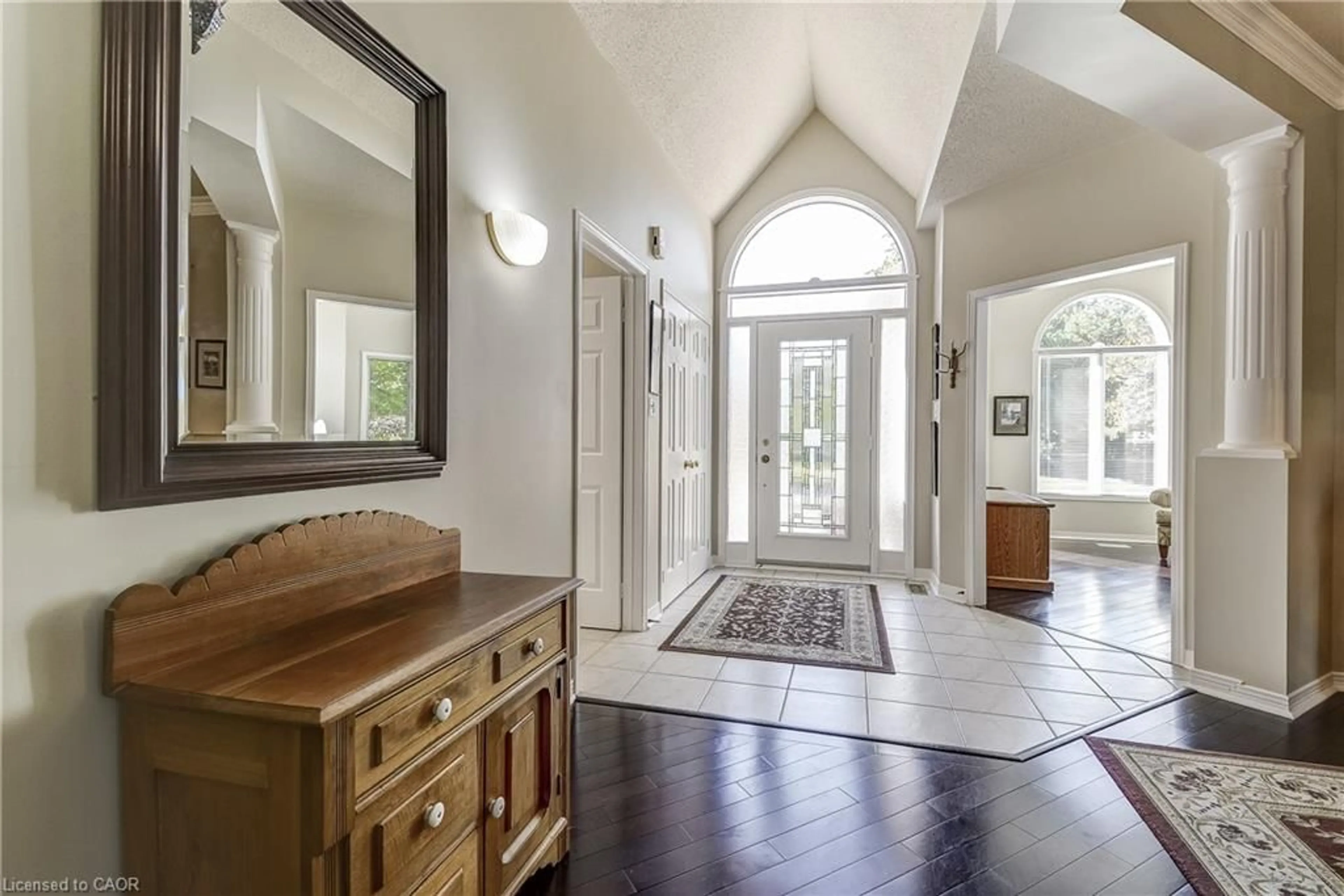 Indoor entryway for 2115 Turnberry Rd, Burlington Ontario L7M 4J4