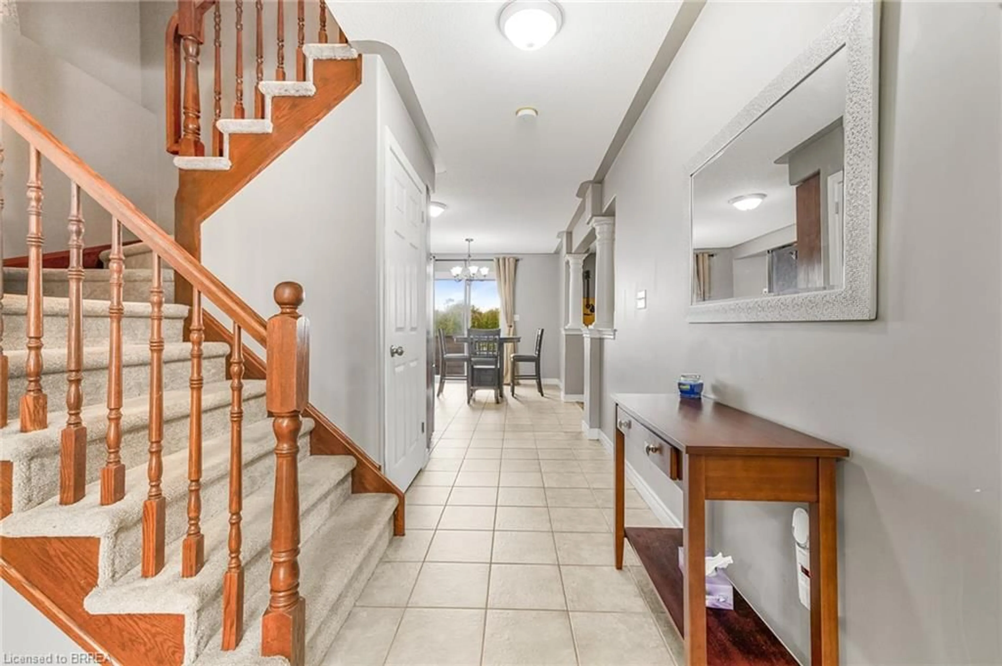 Indoor foyer for 32 Turquoise Dr, Hamilton Ontario L8W 4A4