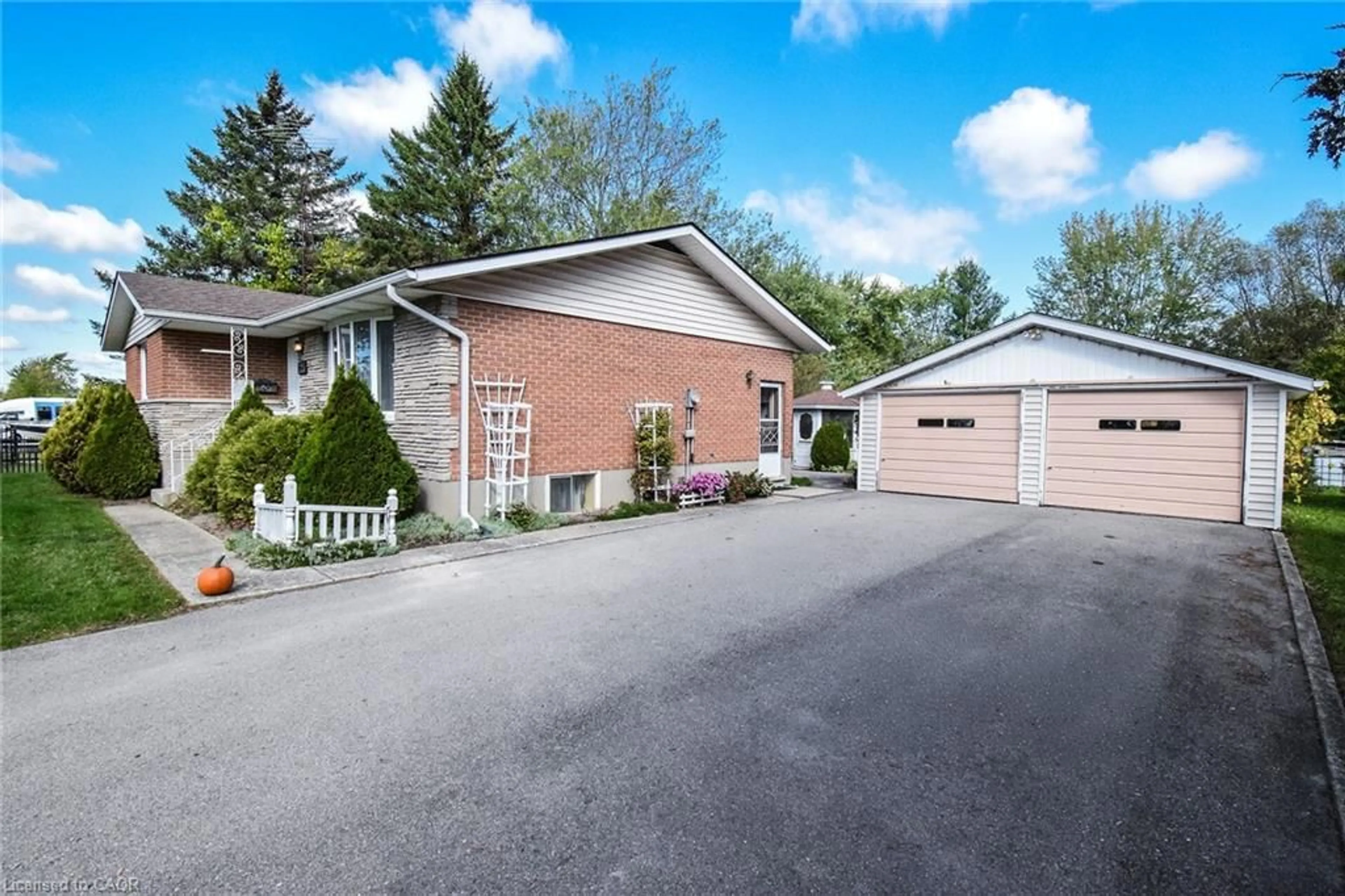 Unknown for 725 Cross St, Dunnville Ontario N1A 1N6