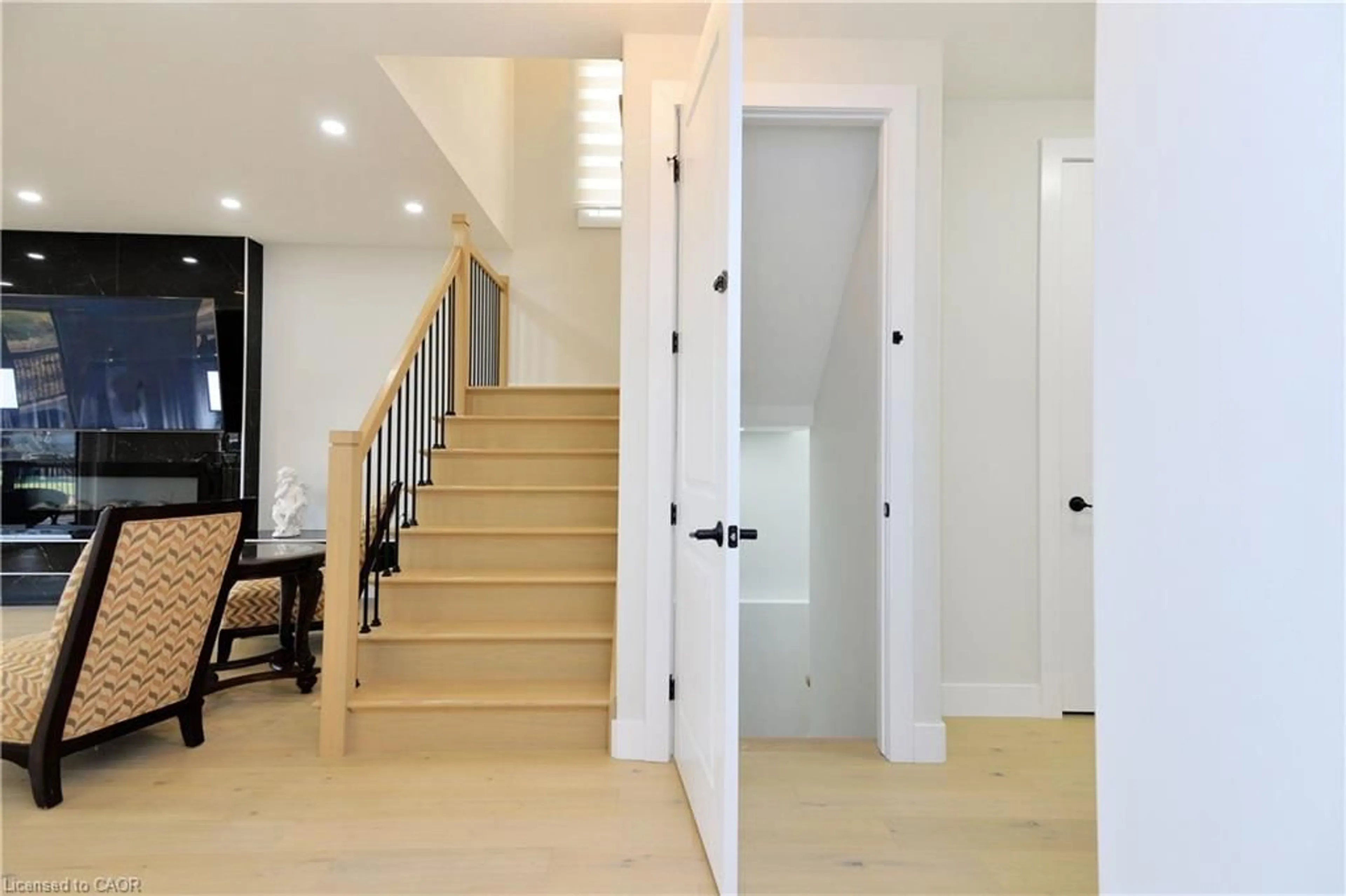Indoor foyer for 86 Grandville Cir, Paris Ontario N3L 0J5