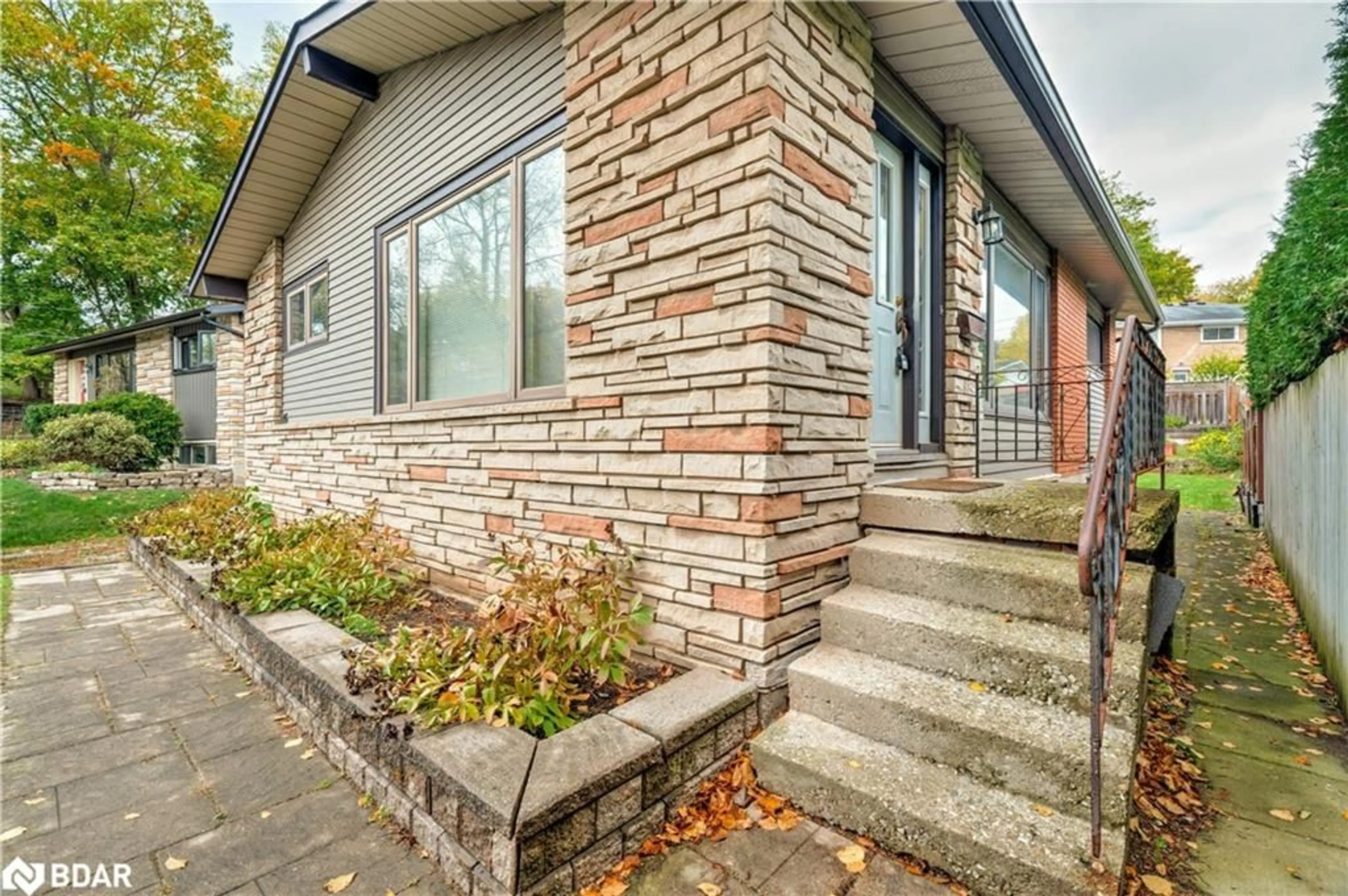 Home with brick exterior material, street for 26 Sleepy Hollow Crt, Dundas Ontario L9H 1H3