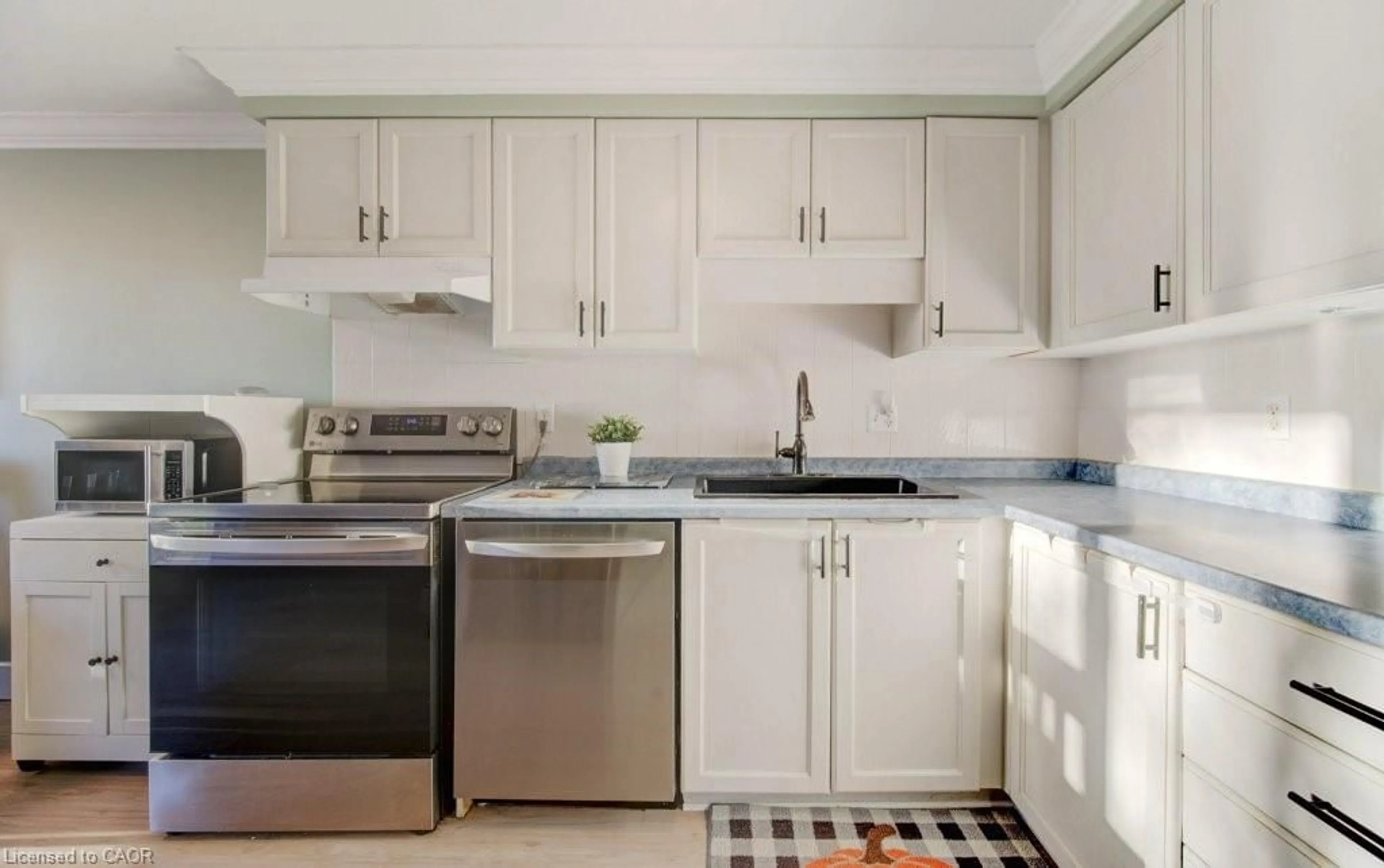 Standard kitchen, ceramic/tile floor for 112 Highbrook St, Kitchener Ontario N2E 3P3