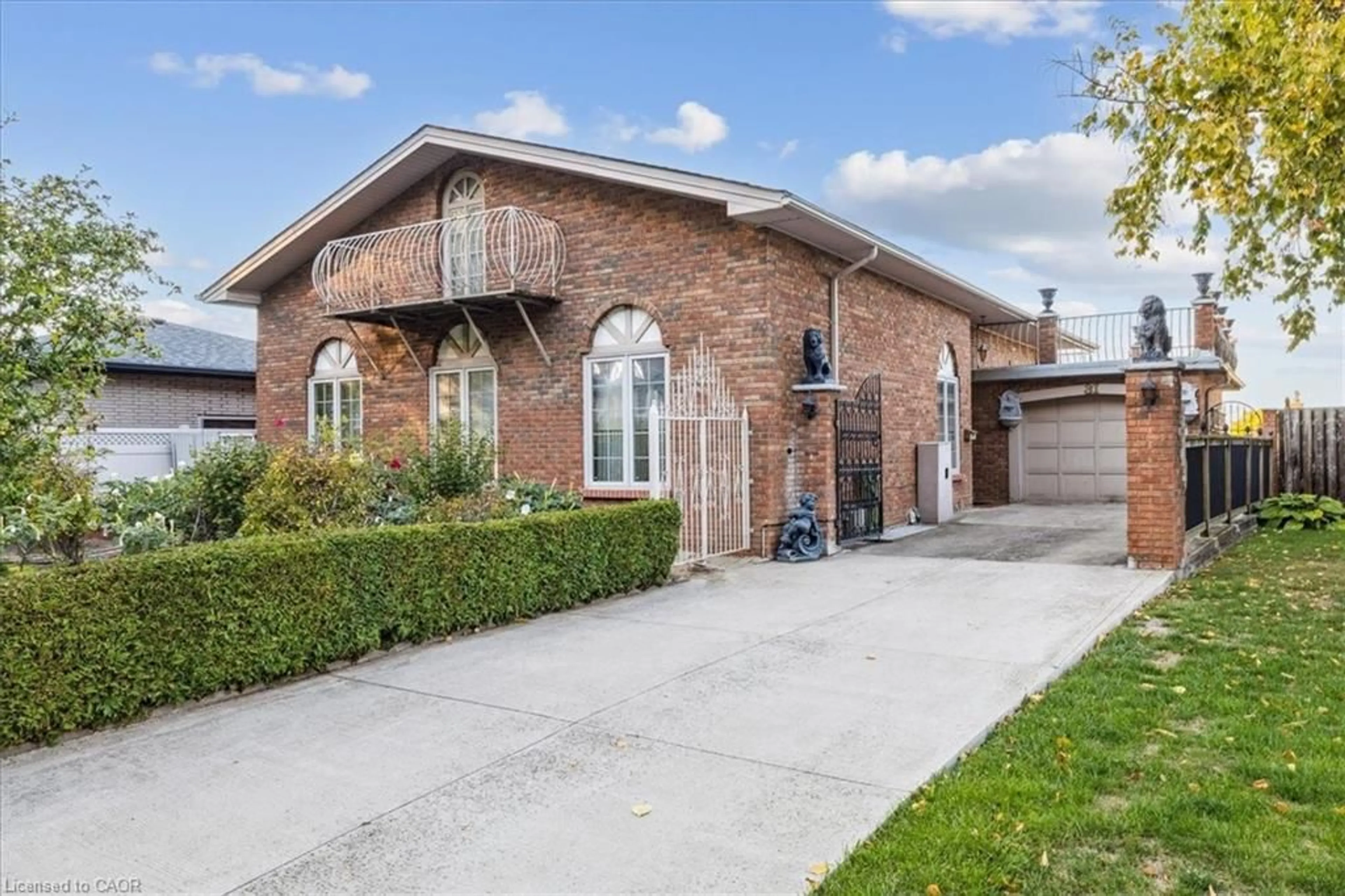 Home with brick exterior material, street for 31 Palm Crt, Stoney Creek Ontario L8G 2T9