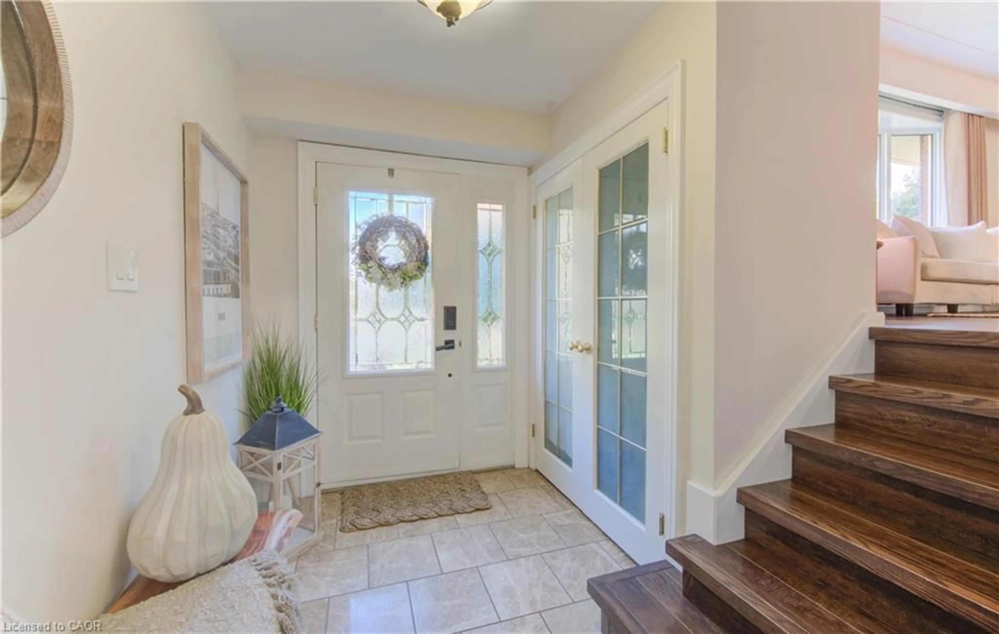 Indoor entryway for 36 Blackfriars Pl, Kitchener Ontario N2A 1M5