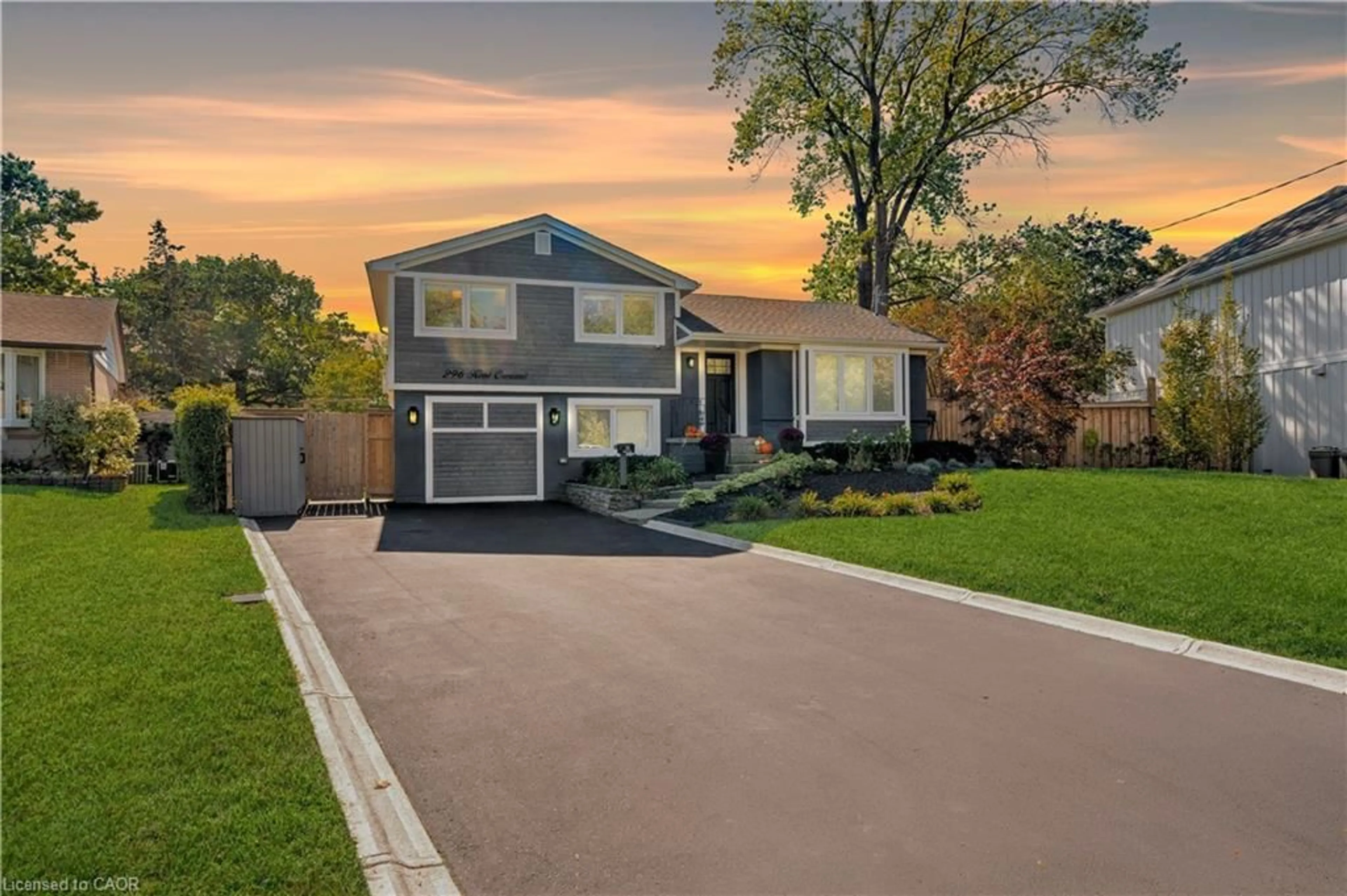 Home with vinyl exterior material, street for 296 Kent Cres, Burlington Ontario L7L 4T1