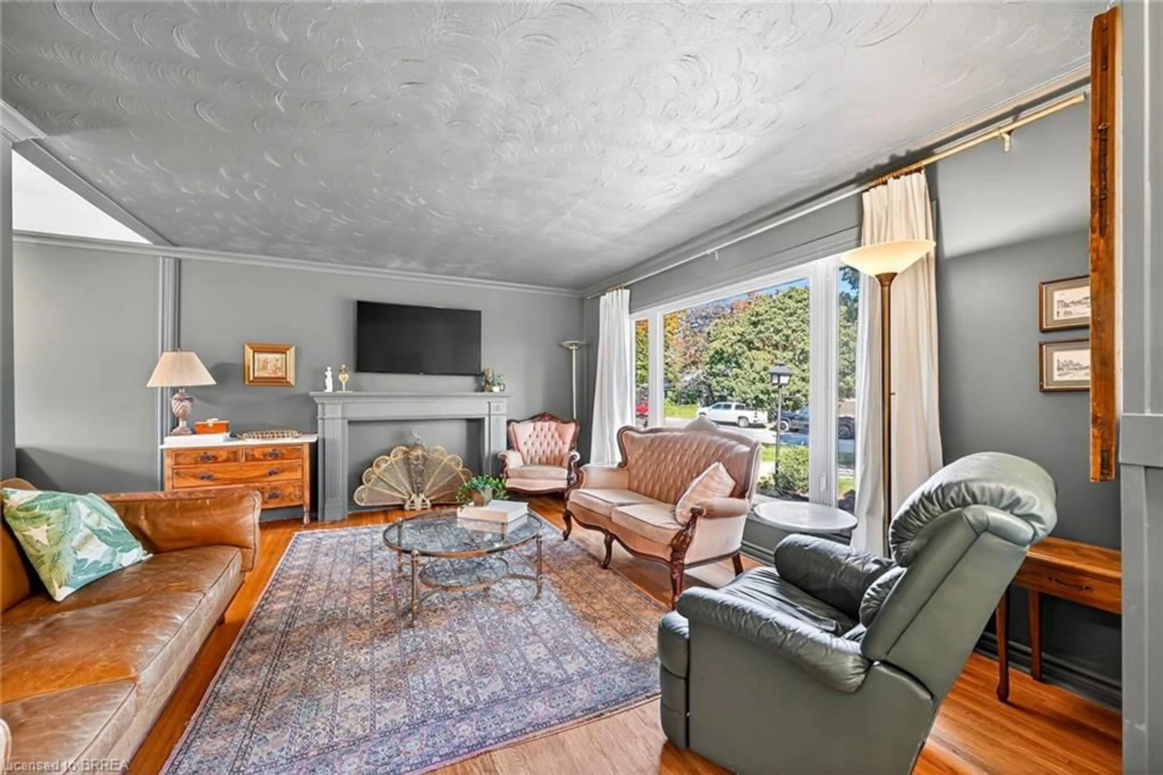 Living room with furniture, unknown for 44 Market St, Paris Ontario N3L 3B2