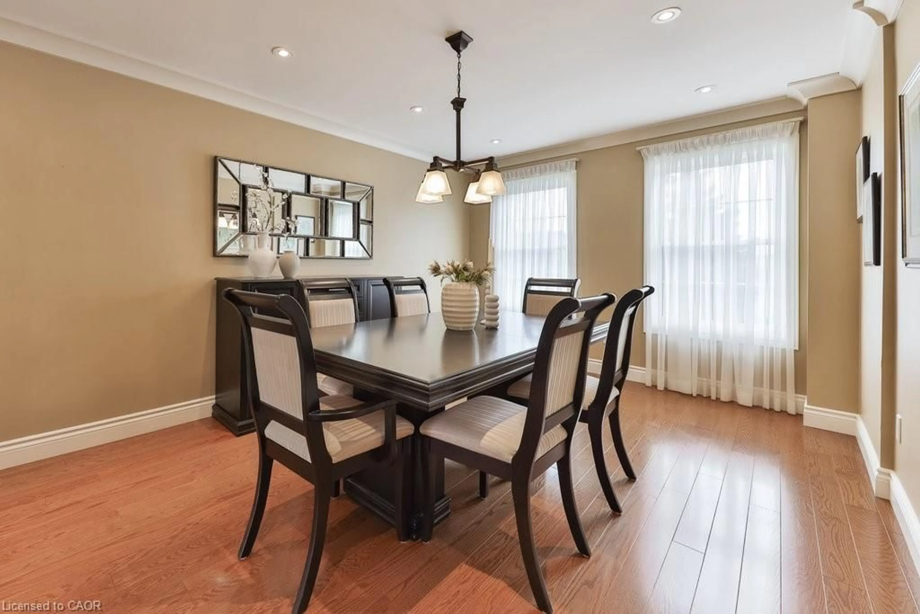 Dining room, wood/laminate floor for 2289 Beejay Crt, Mississauga Ontario L5M 2N6