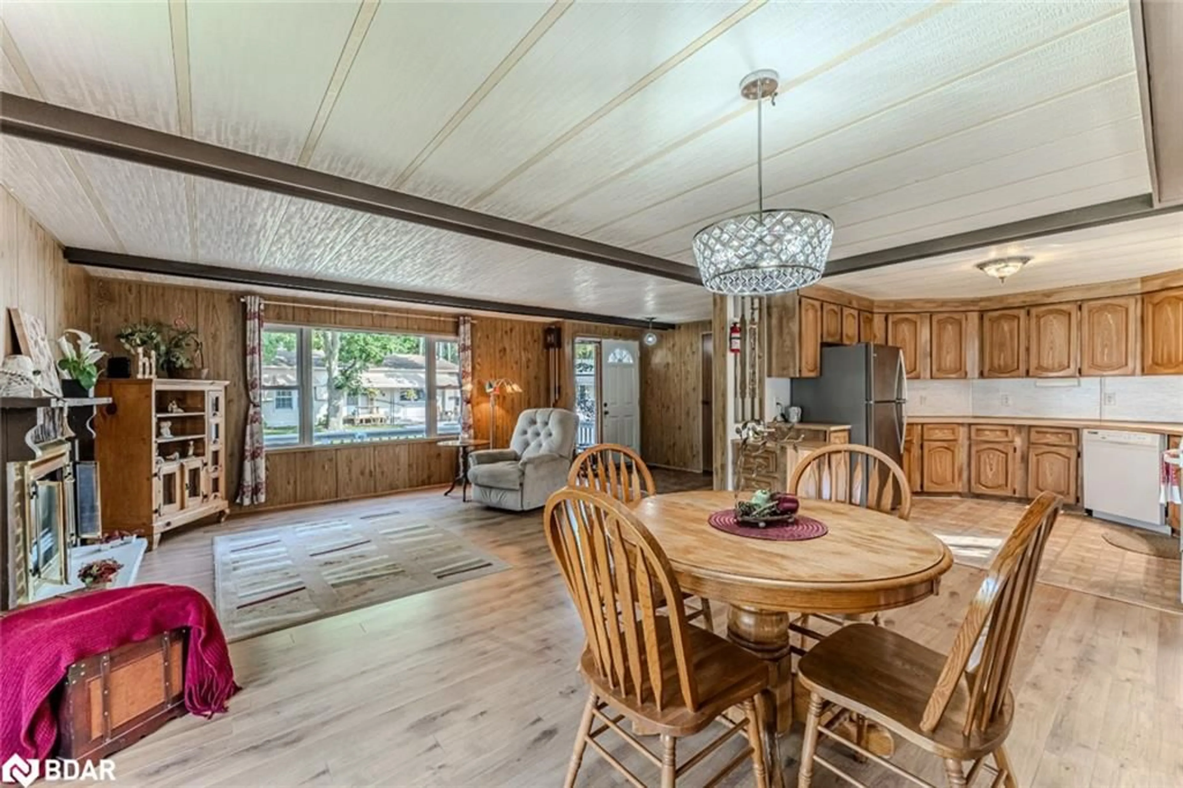 Dining room, wood/laminate floor for 15 Riverview Cir, Innisfil Ontario L9S 1M3
