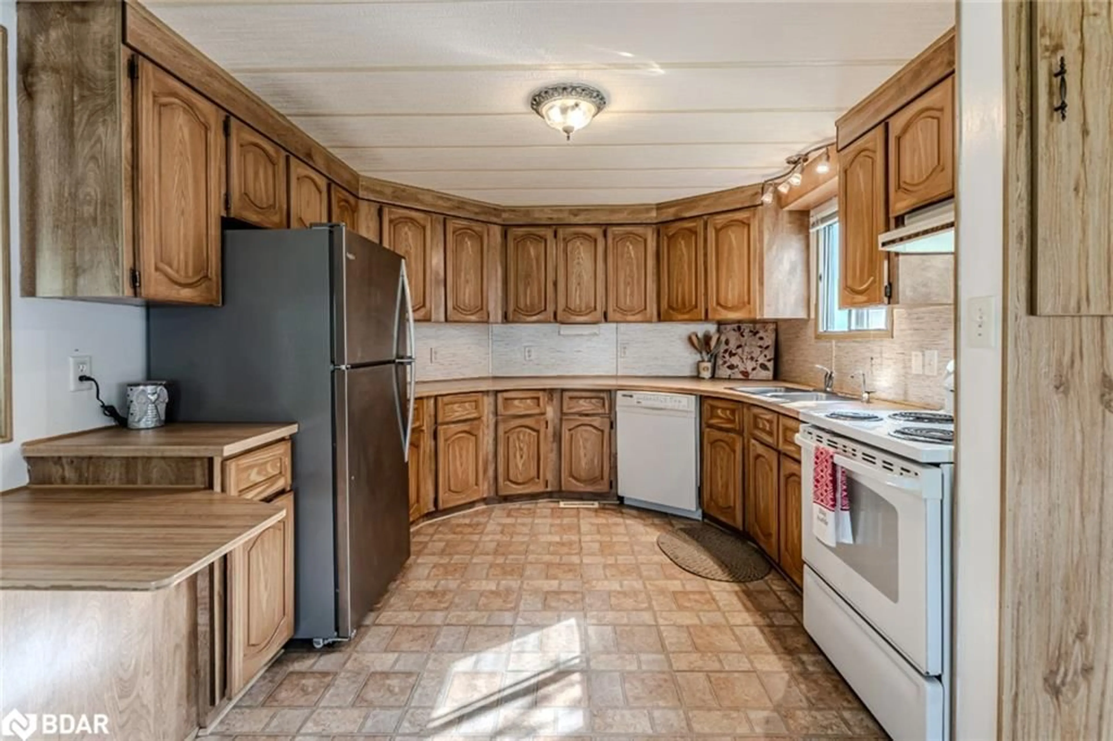 Standard kitchen, ceramic/tile floor for 15 Riverview Cir, Innisfil Ontario L9S 1M3