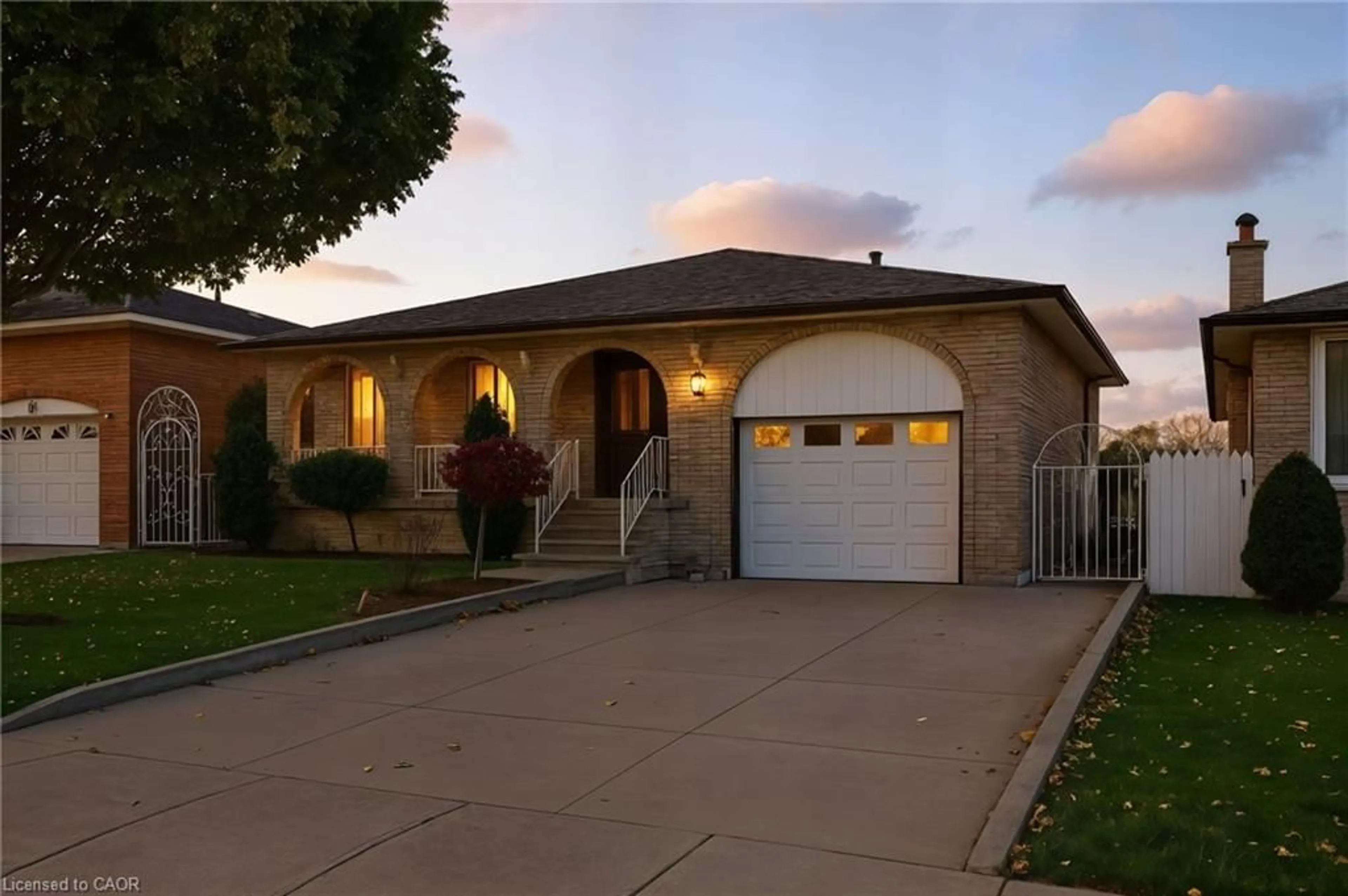 Home with vinyl exterior material, street for 16 Tara Crt, Hamilton Ontario L8K 6E6