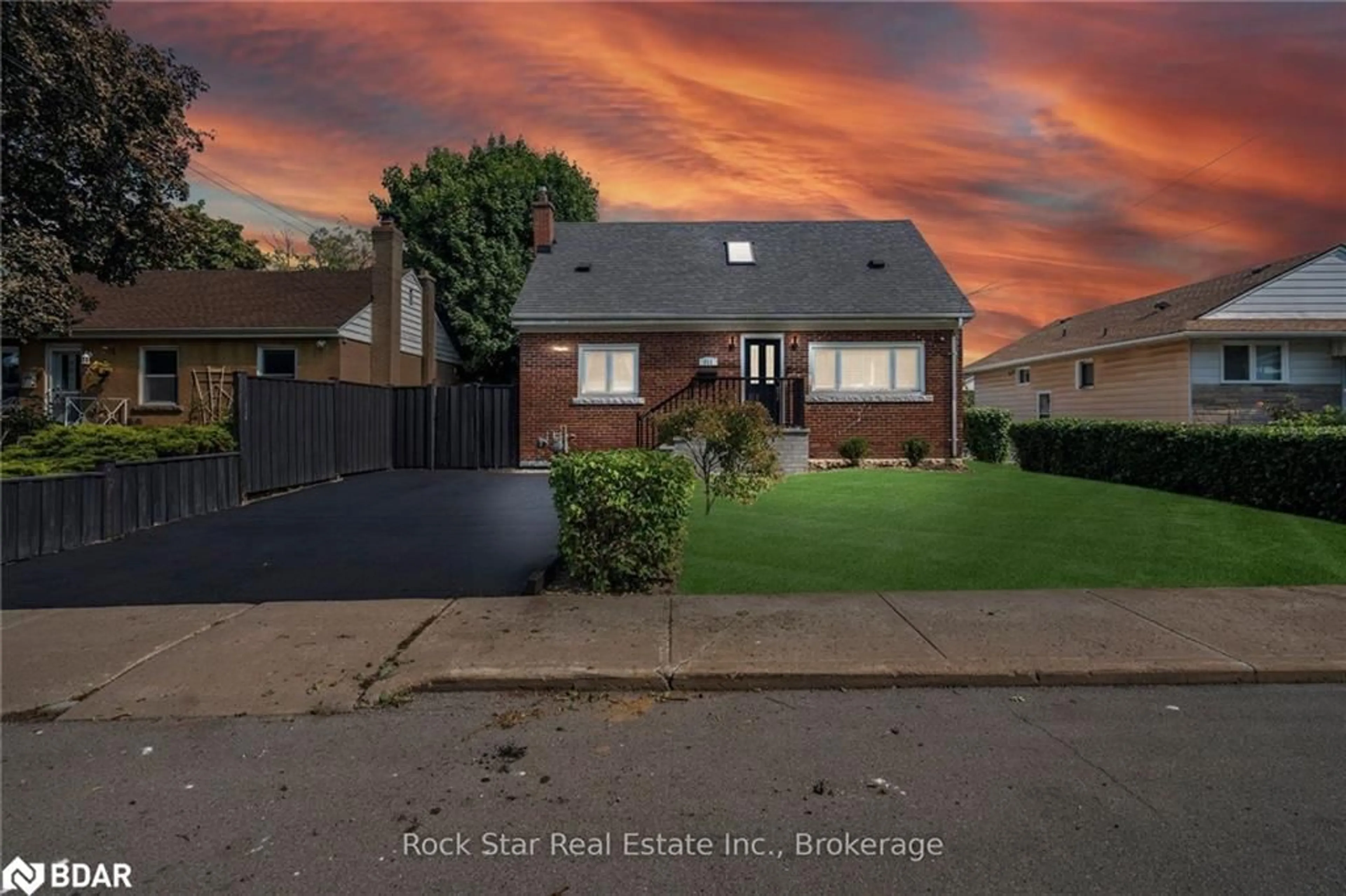 Home with brick exterior material, street for 211 Rosedale Ave, Hamilton Ontario L8K 4N6