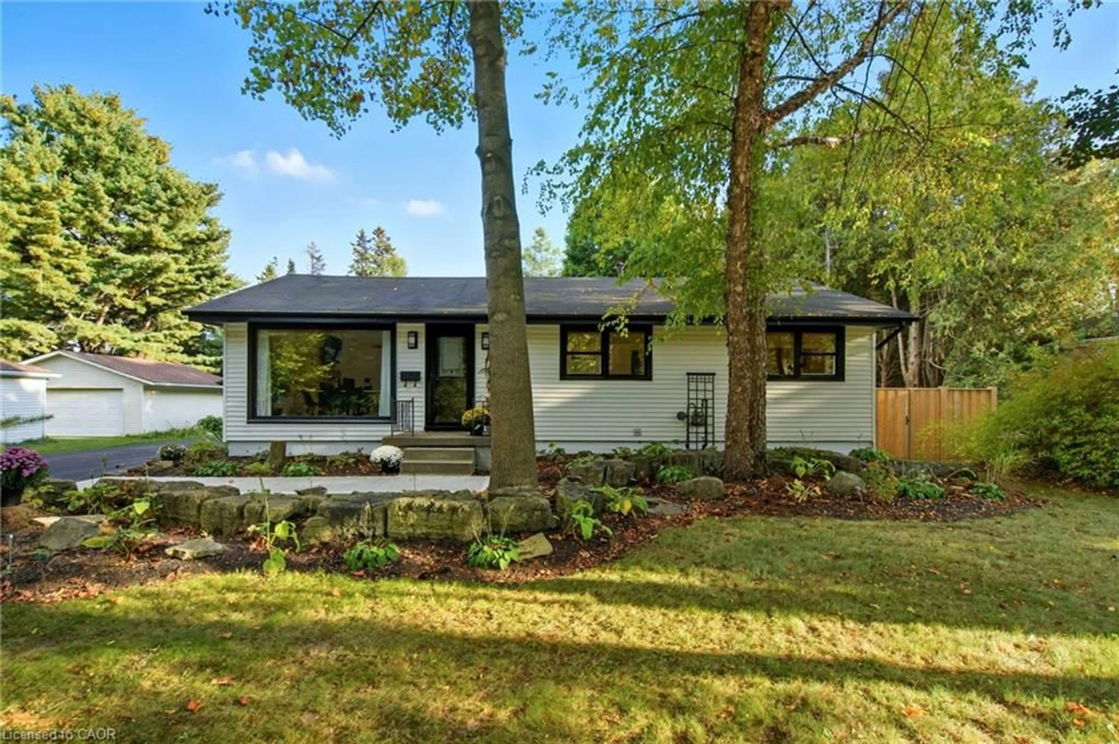 Home with vinyl exterior material, street for 570 Westview Ave, Ancaster Ontario L9G 1N9