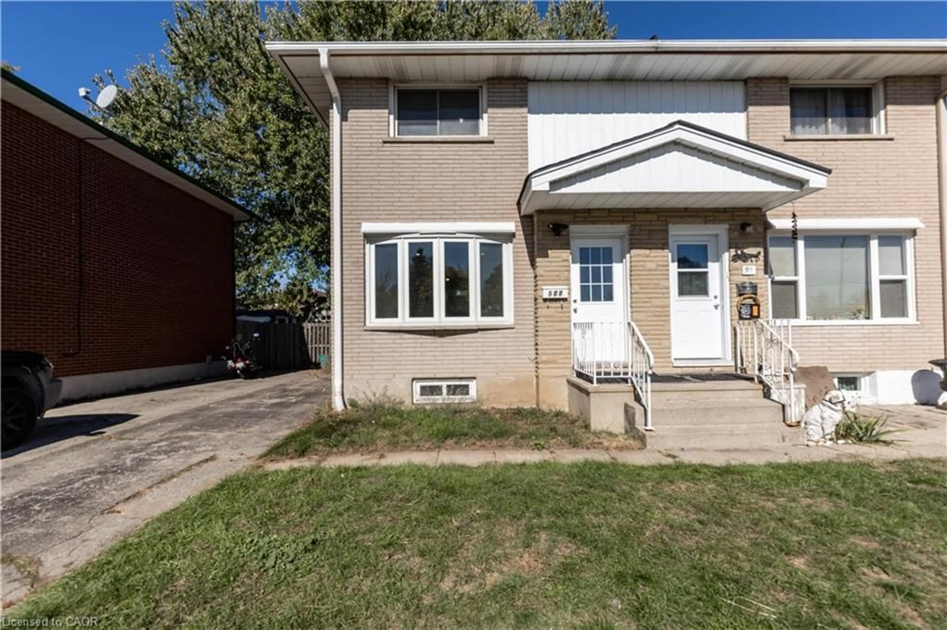 Home with vinyl exterior material, street for 509 Dunbar Rd, Cambridge Ontario N3H 2T3