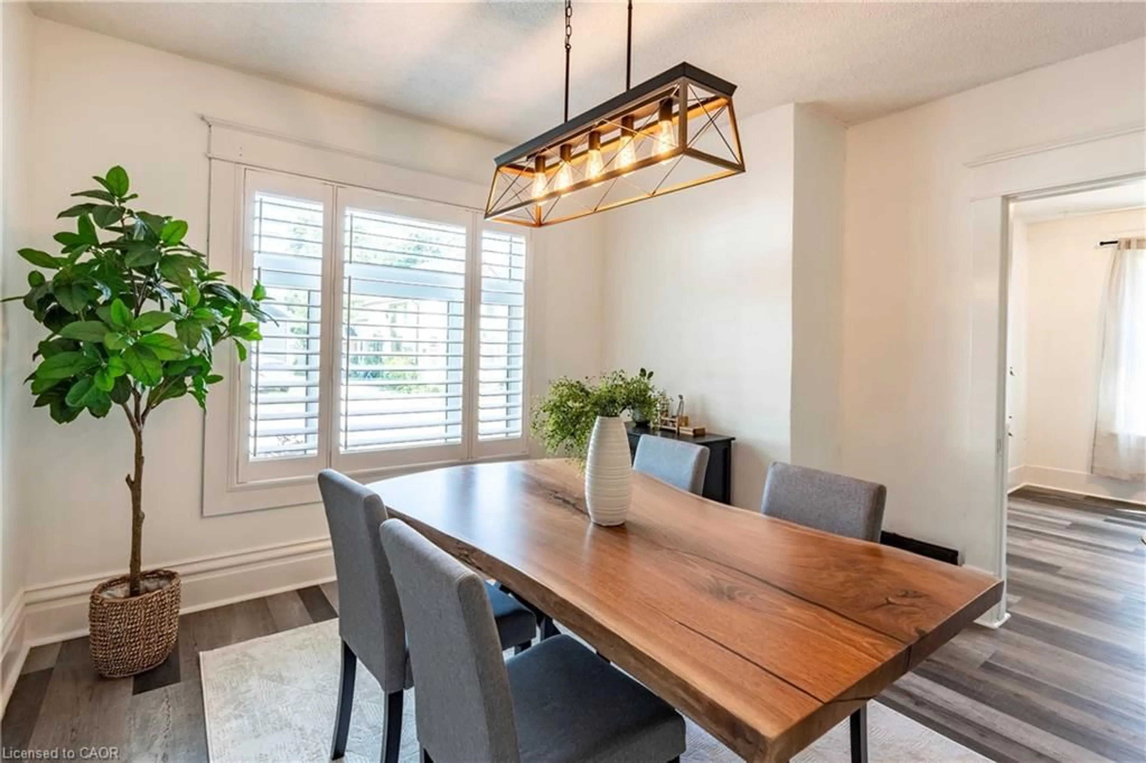 Dining room, wood/laminate floor for 562 Laurel St, Cambridge Ontario N3H 3Z2
