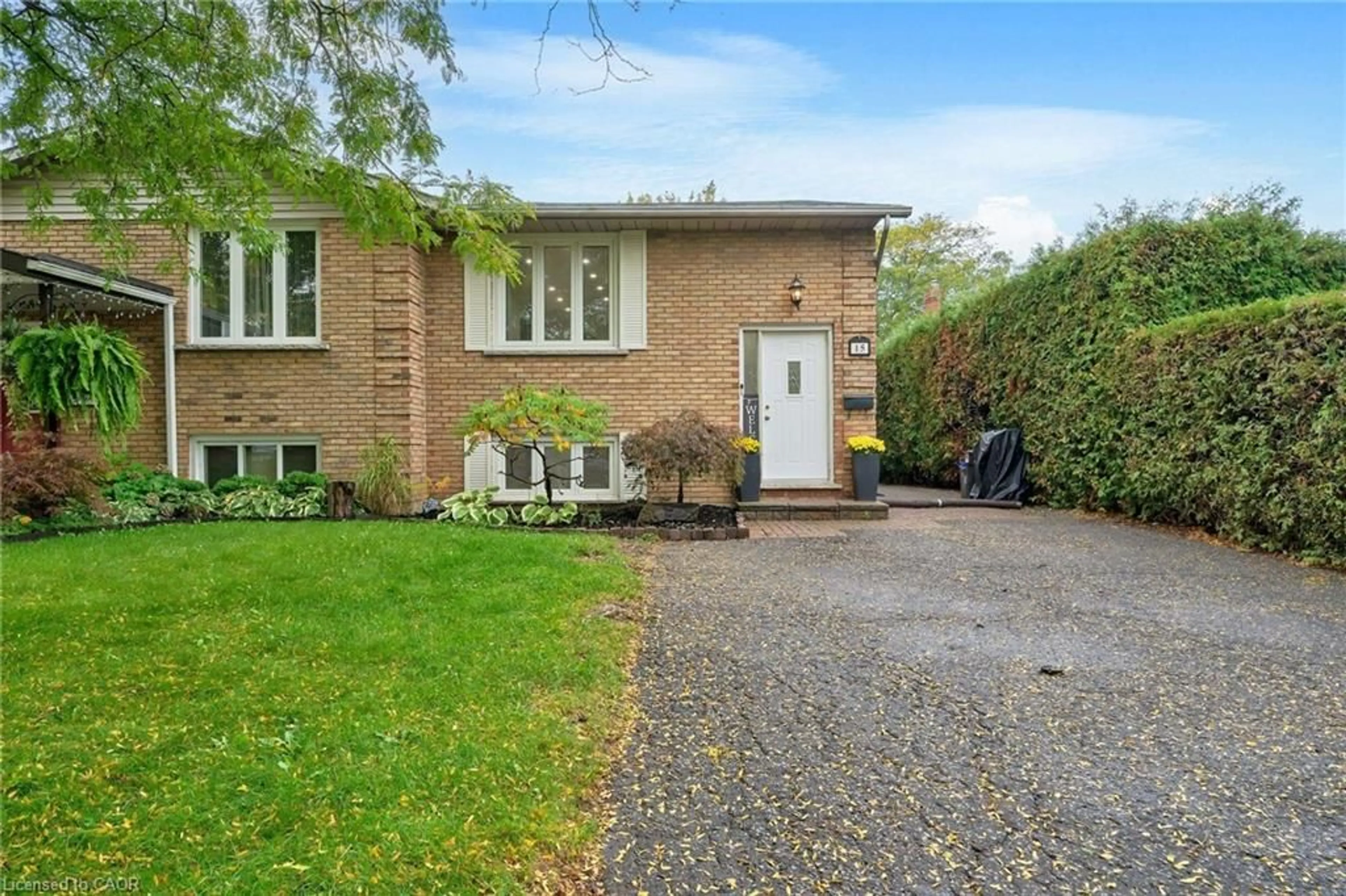 Home with brick exterior material, street for 15 Heritage Crt, St. Catharines Ontario L2S 3H7