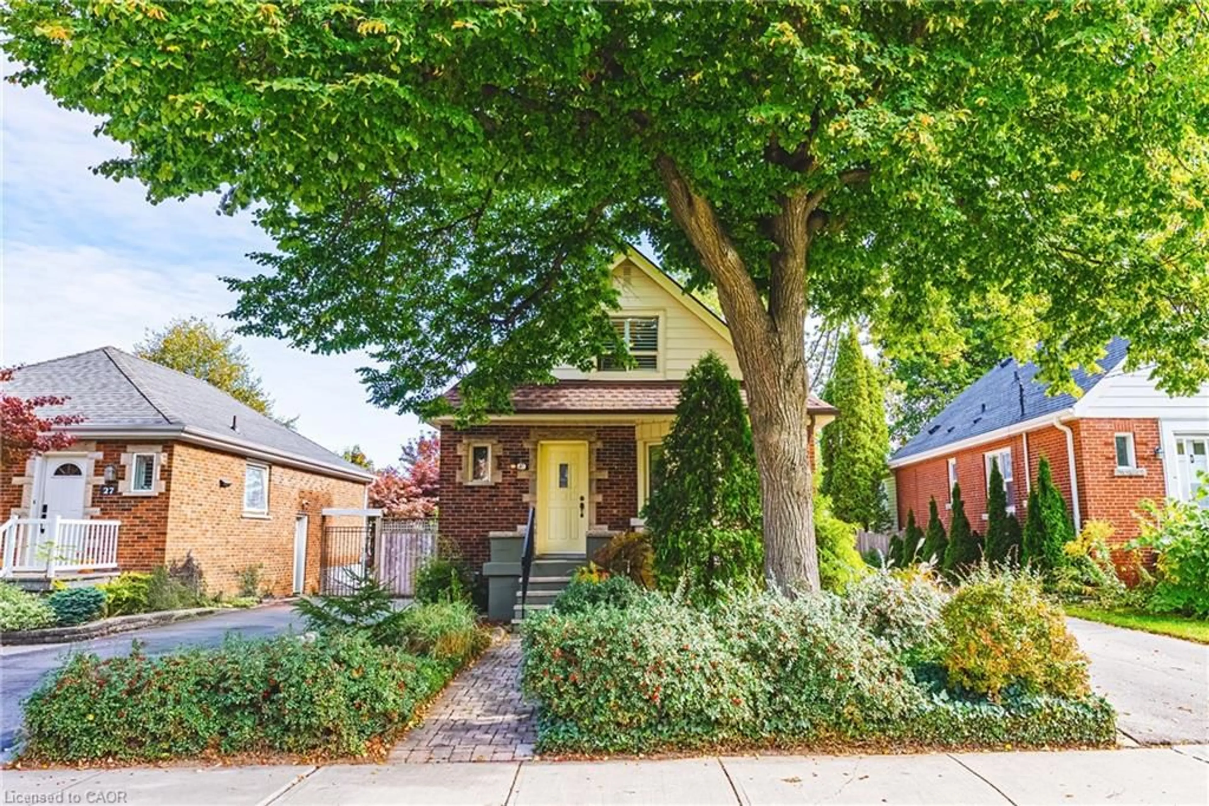 Home with brick exterior material, street for 31 Buchanan St, Hamilton Ontario L9A 2V7