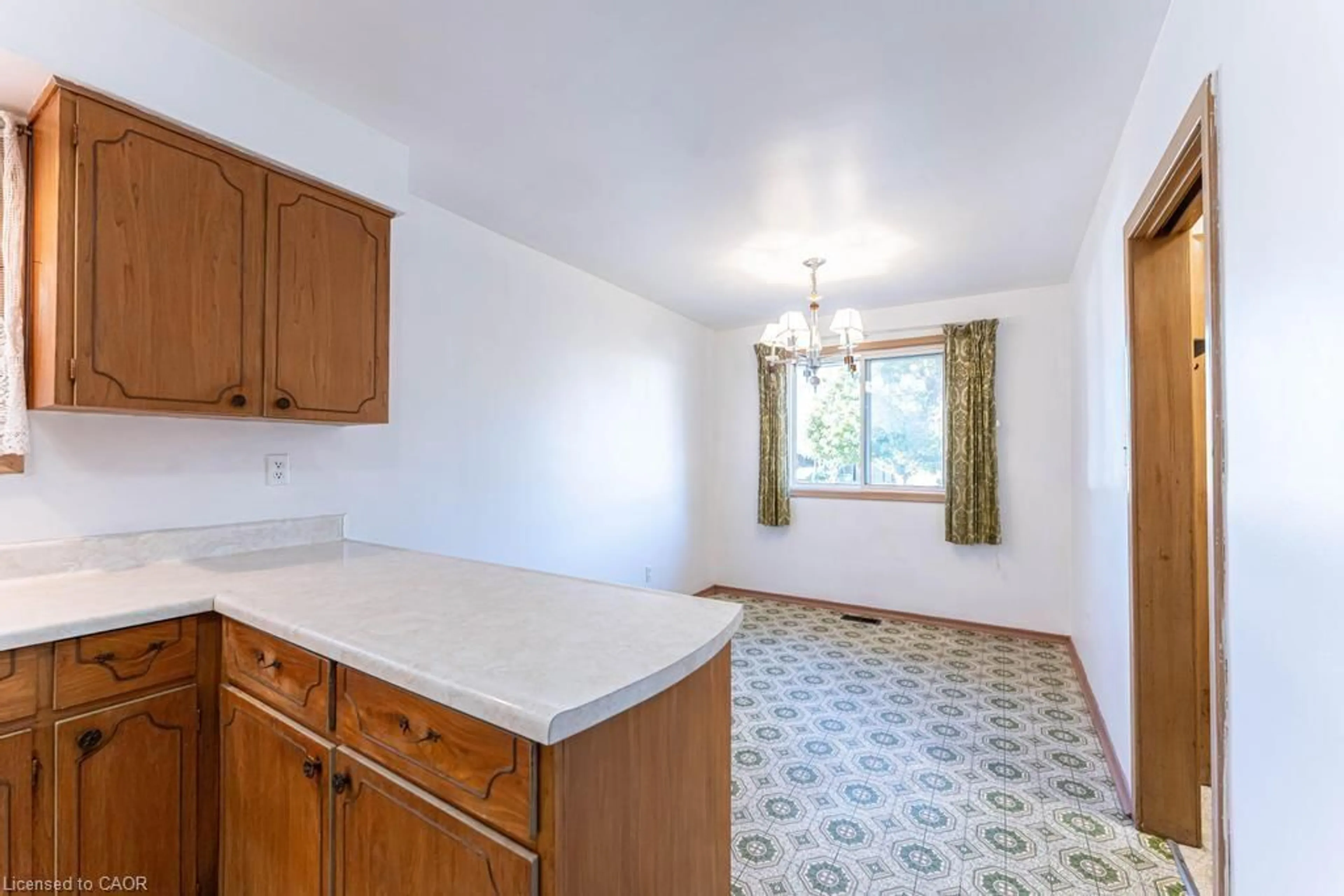Standard kitchen, unknown for 69 Buckingham Dr, Hamilton Ontario L9C 2G8