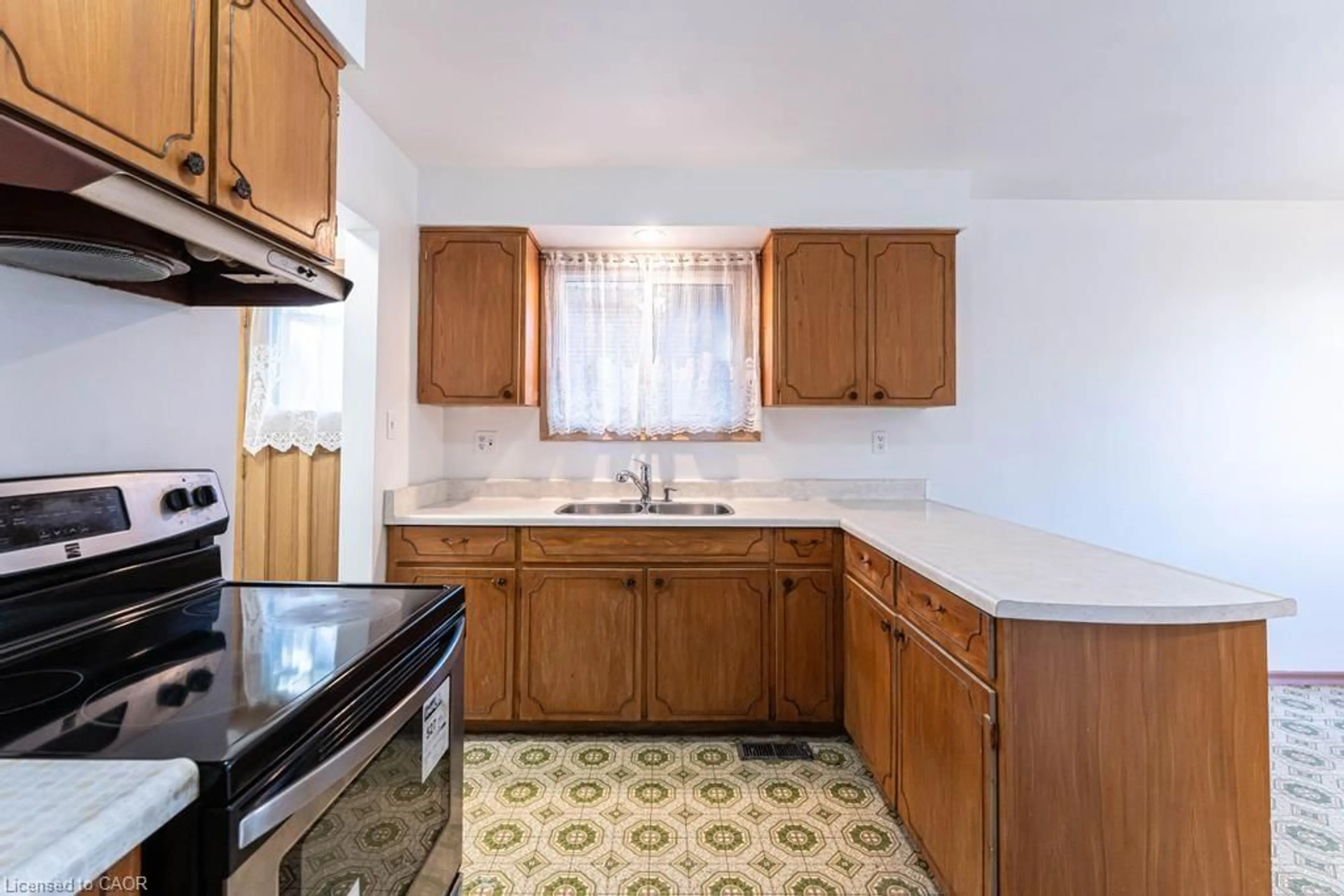 Standard kitchen, ceramic/tile floor for 69 Buckingham Dr, Hamilton Ontario L9C 2G8