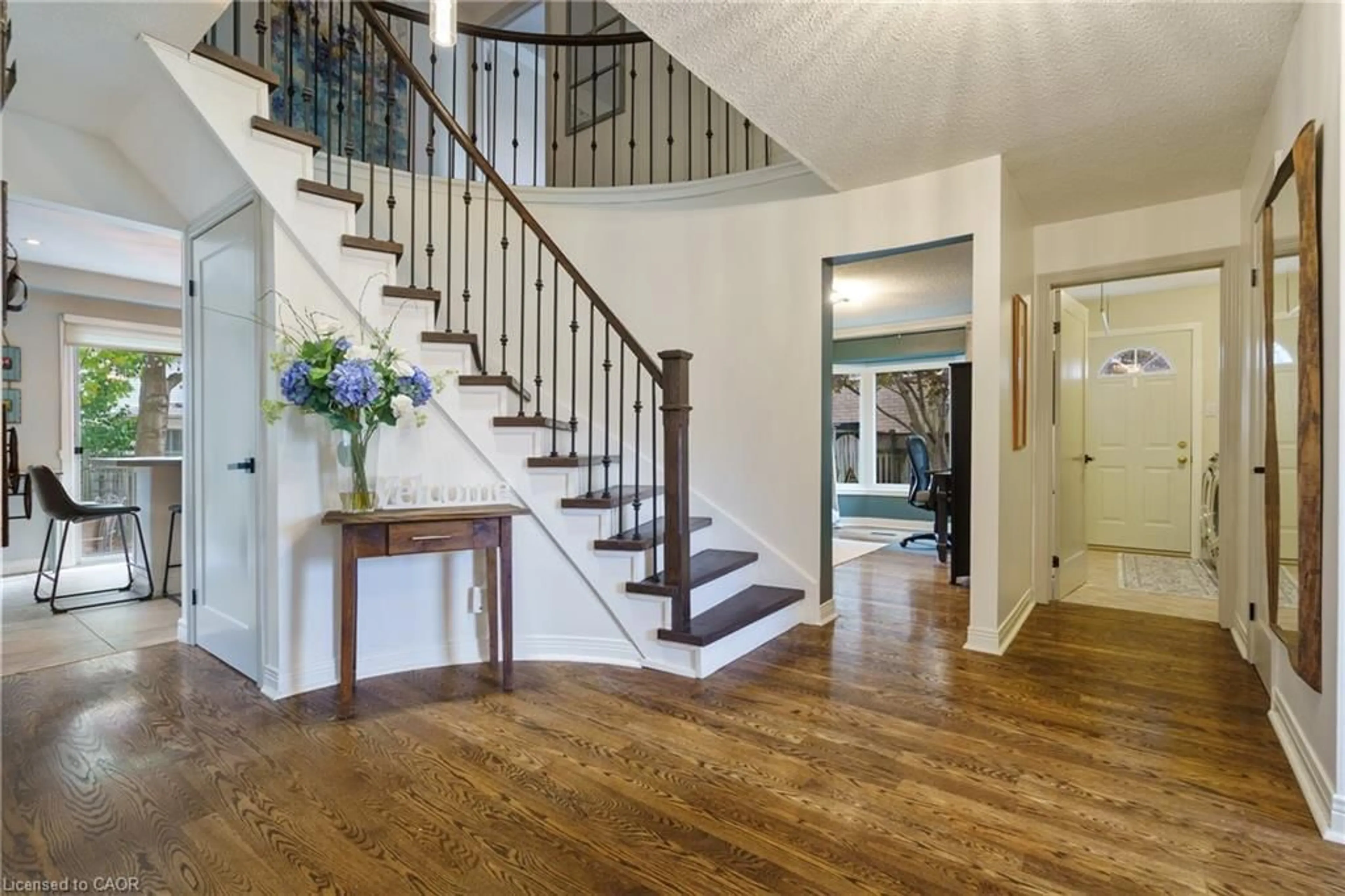 Indoor entryway for 3214 Tania Cres, Burlington Ontario L7M 3N4
