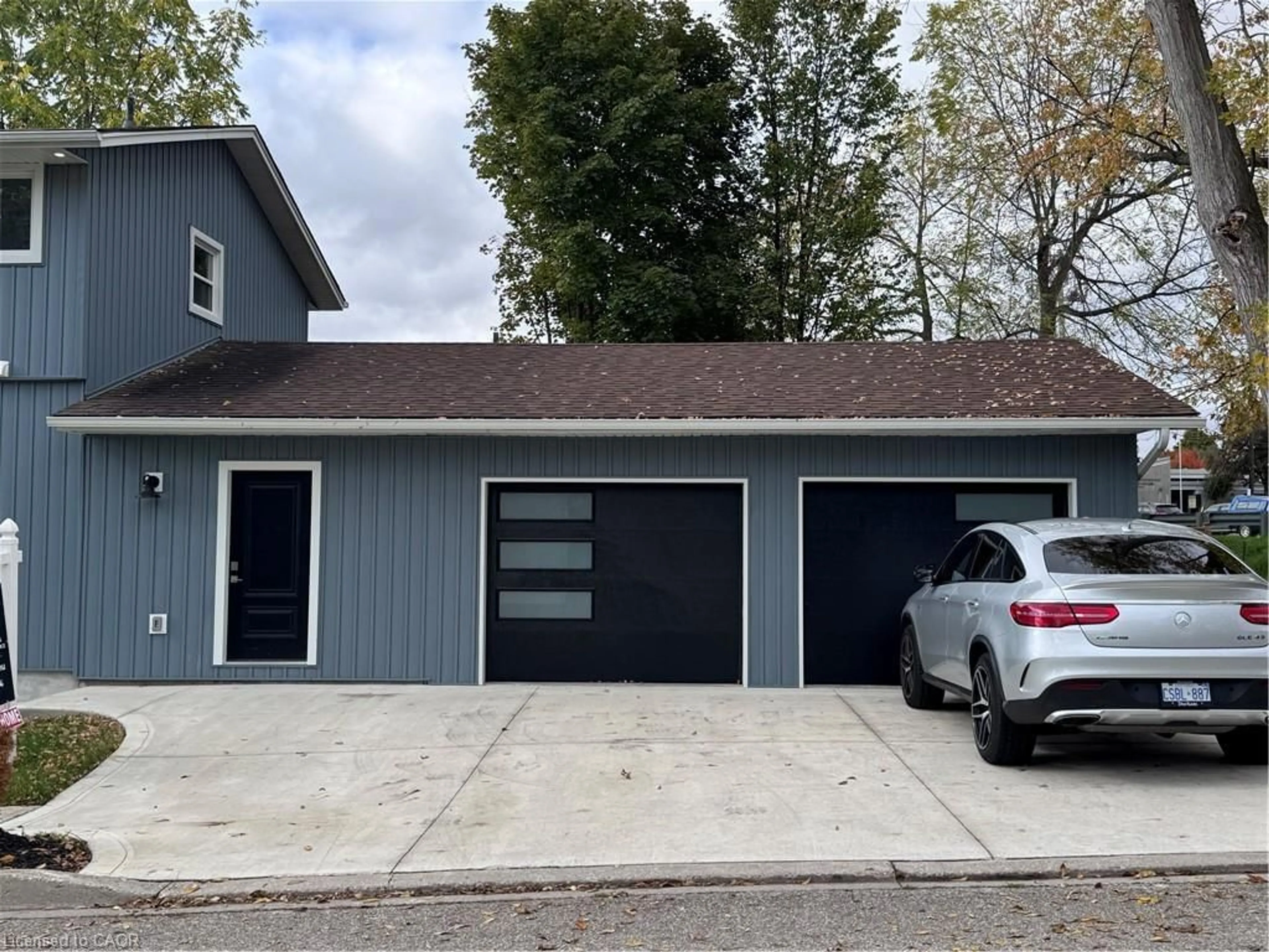 Indoor garage for 9 High St, St. George Ontario N0E 1N0