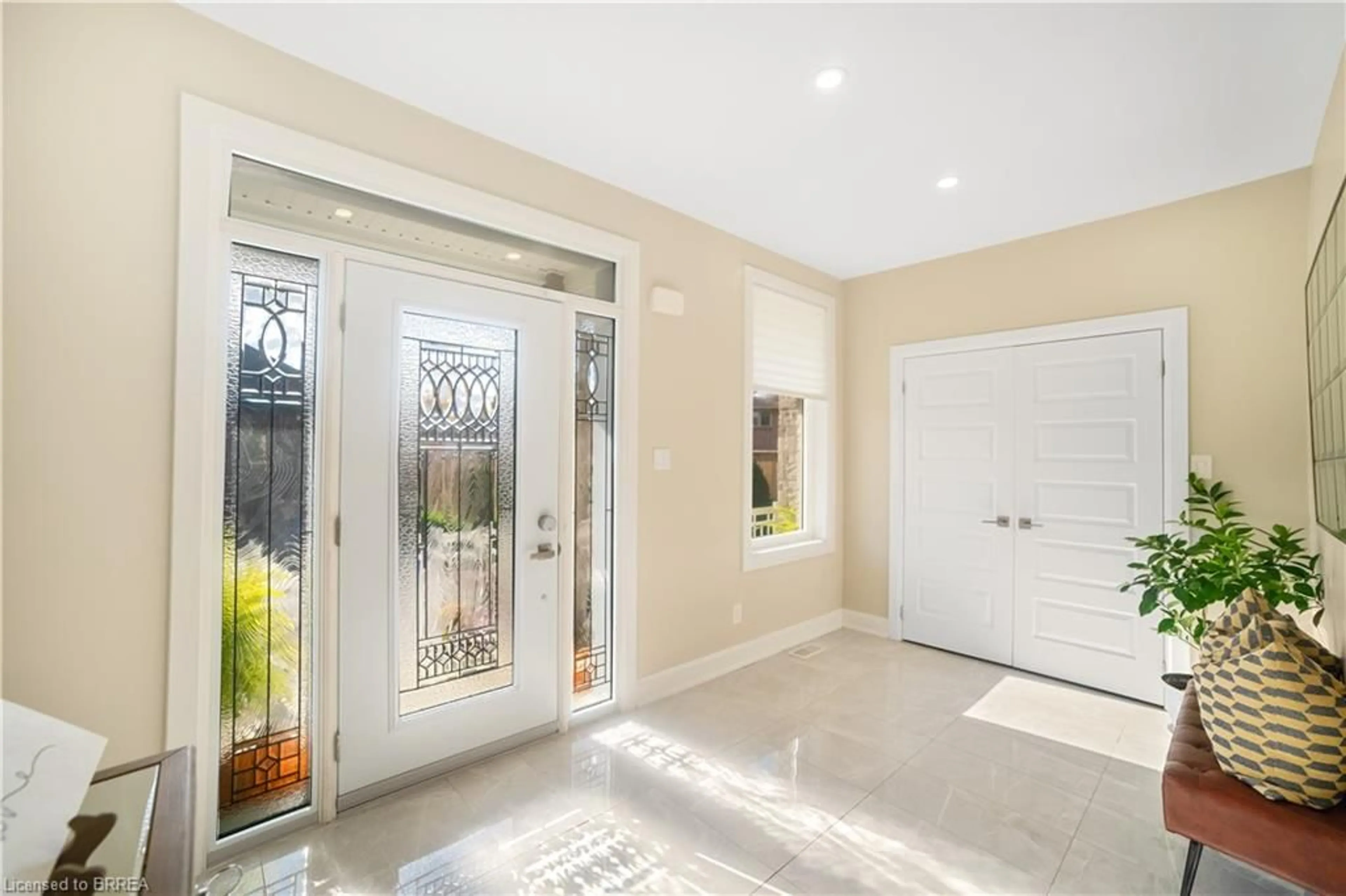 Indoor entryway for 6 Beckett Dr #6, Brantford Ontario N3T 6E5
