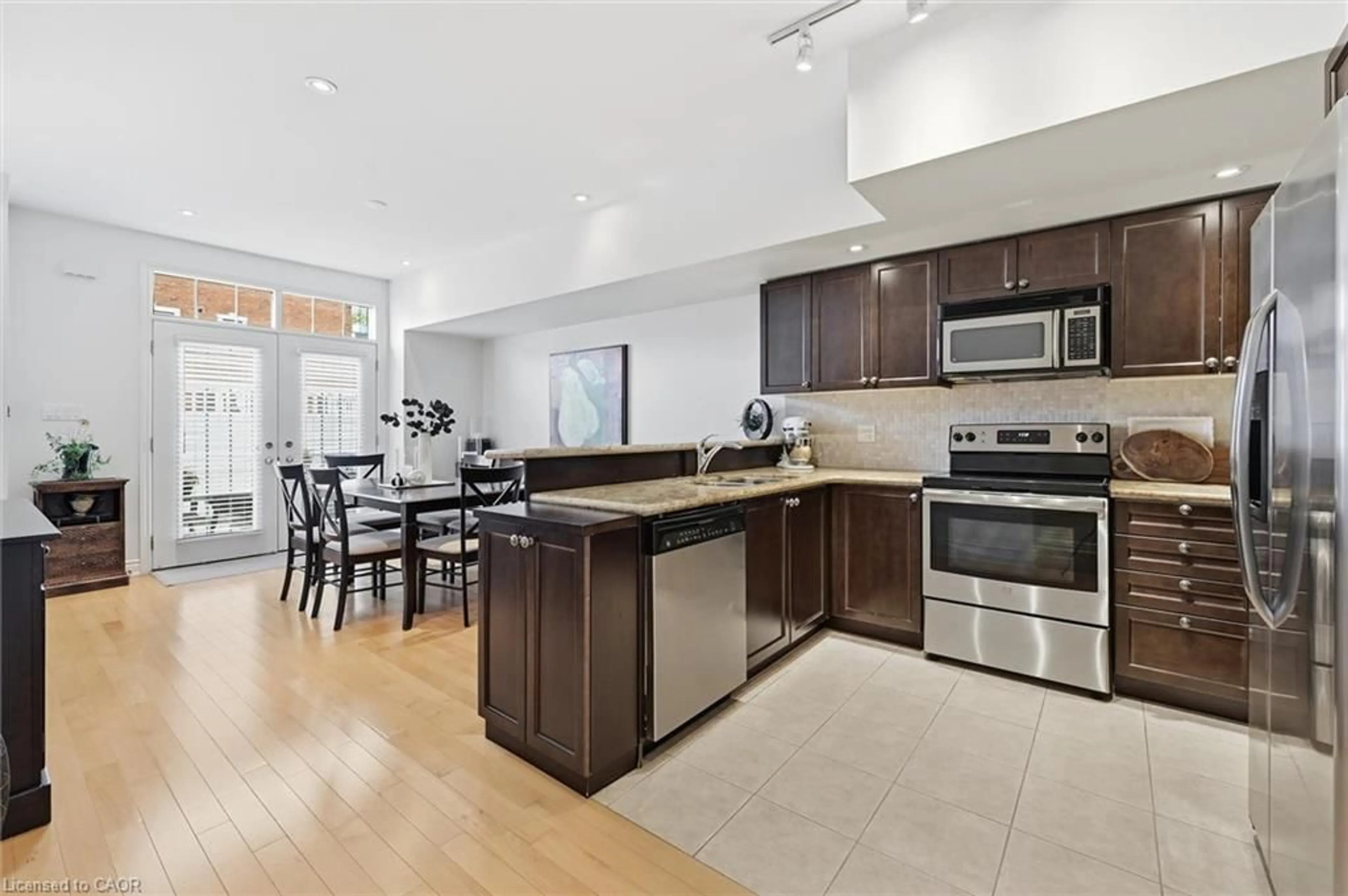 Open concept kitchen, ceramic/tile floor for 394 Almas Common, Burlington Ontario L7R 0A5