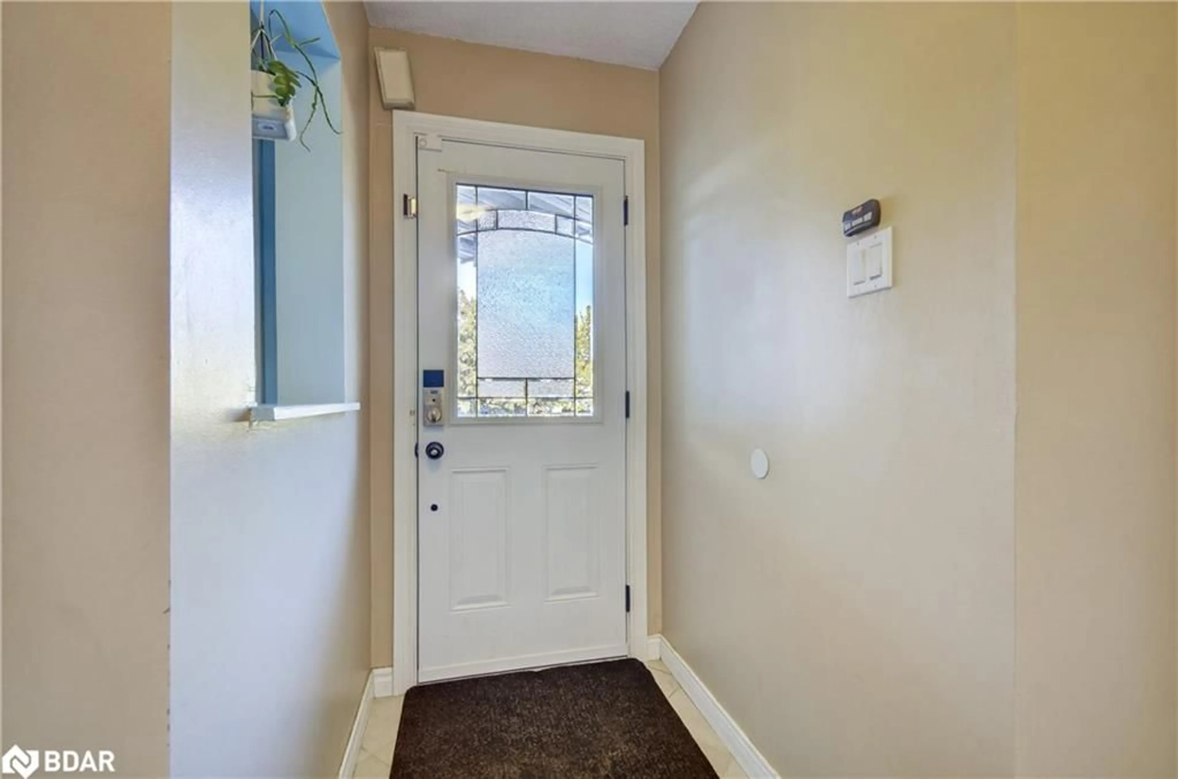 Indoor entryway for 14 Corrie Crescent, Angus Ontario L0M 1B3