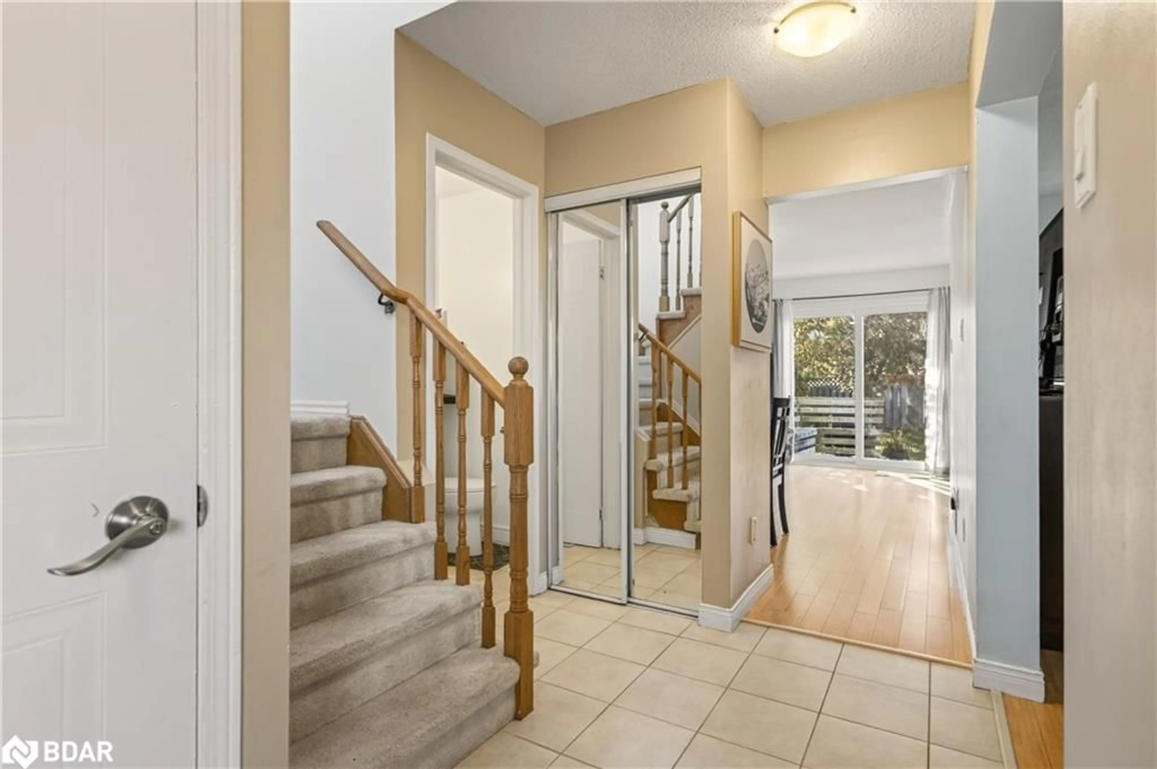 Indoor entryway for 14 Corrie Crescent, Angus Ontario L0M 1B3