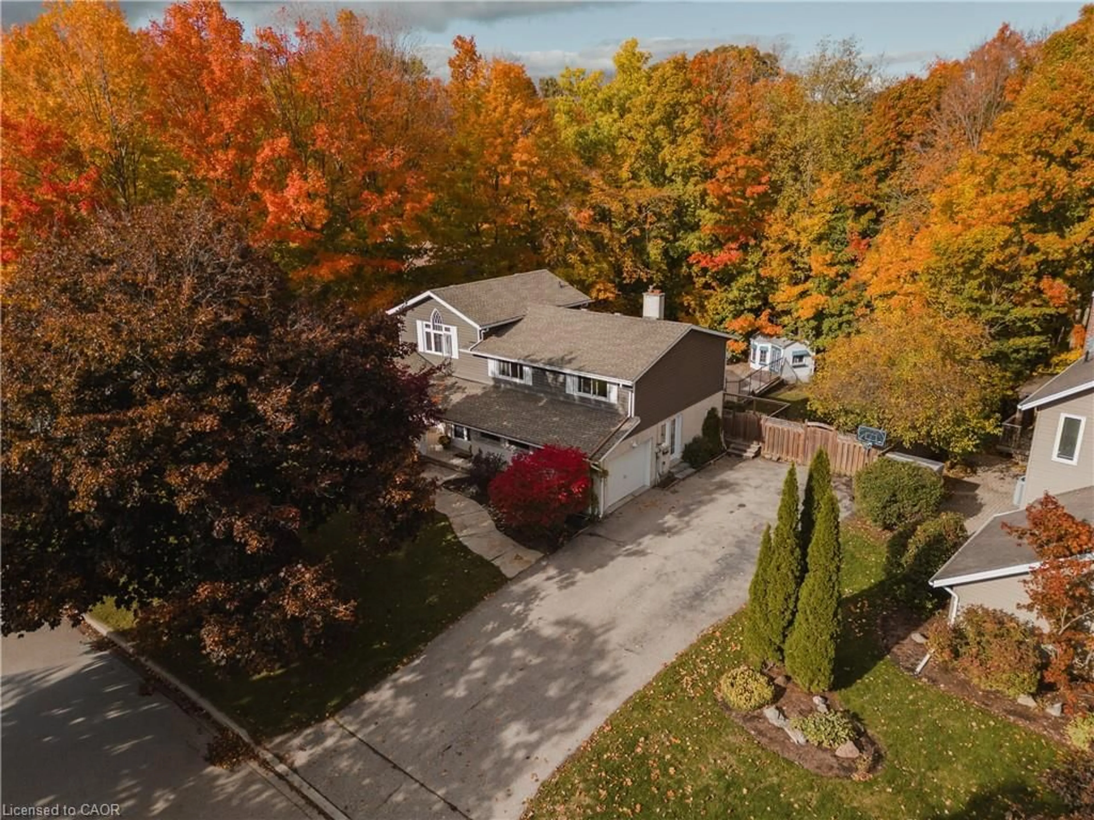 A pic from outside/outdoor area/front of a property/back of a property/a pic from drone, street for 26 Nightingale Cres, Elmira Ontario N3B 1B1