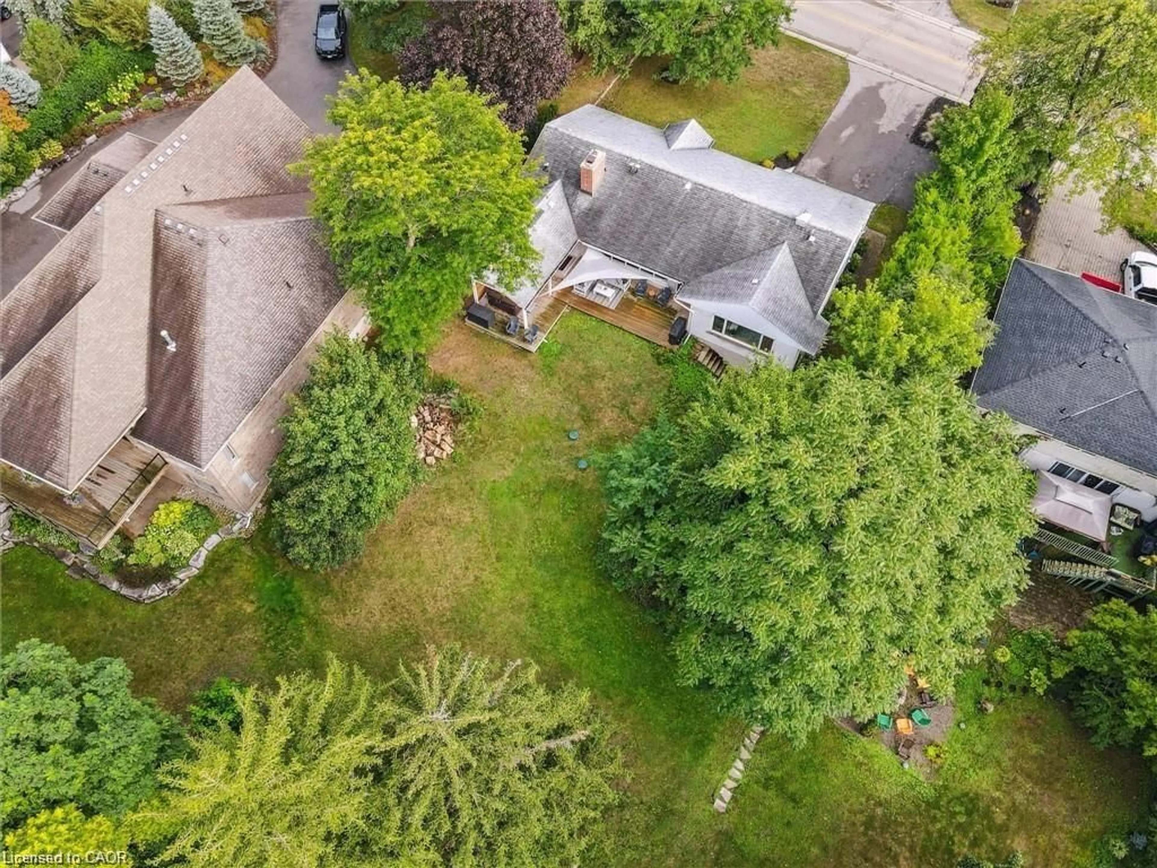 A pic from outside/outdoor area/front of a property/back of a property/a pic from drone, street for 120 Riverbank Dr, Cambridge Ontario N3H 4R6