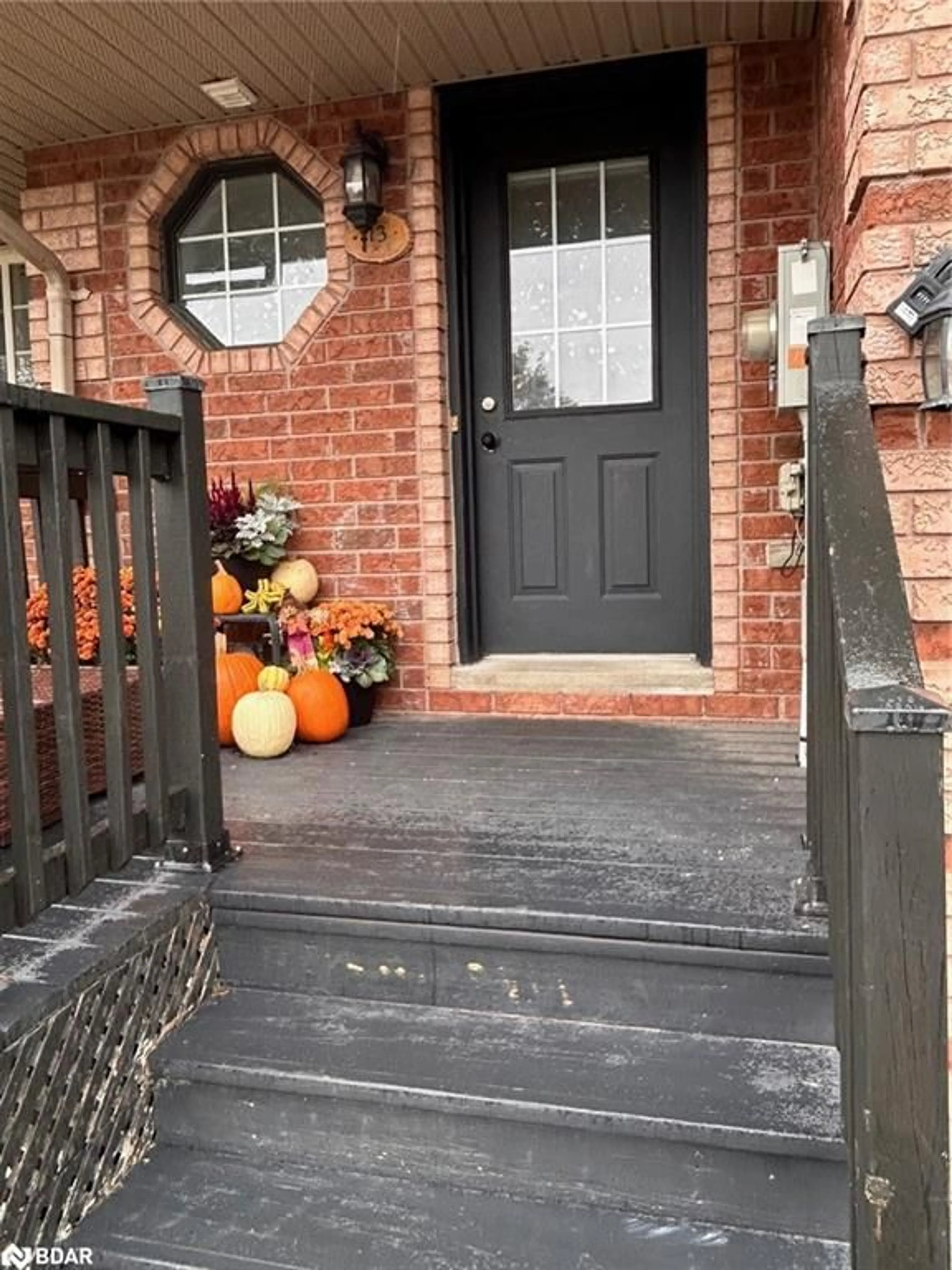 Indoor entryway for 13 Lee Cres, Barrie Ontario L4N 9Z5