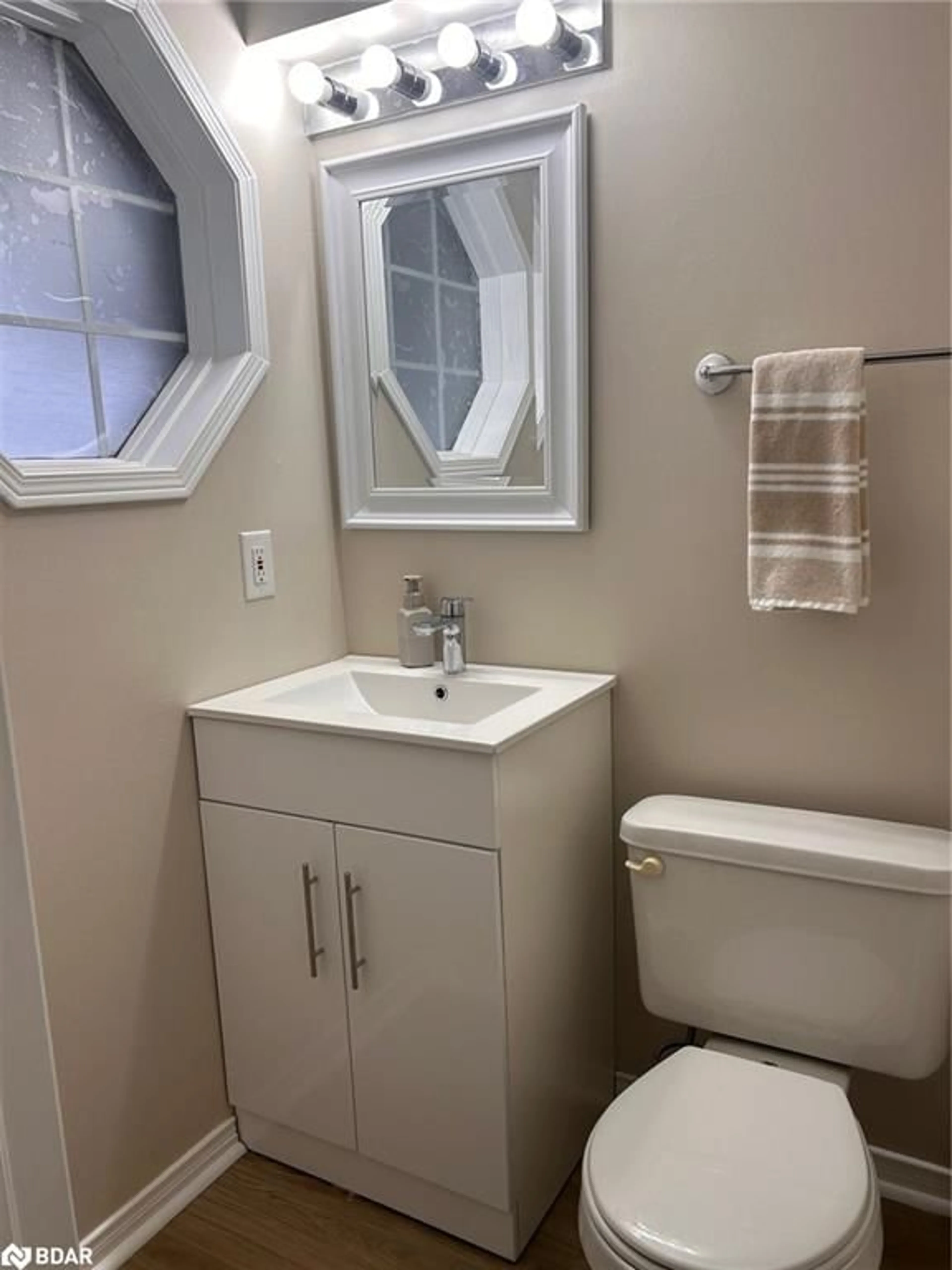 Standard bathroom, unknown for 13 Lee Cres, Barrie Ontario L4N 9Z5