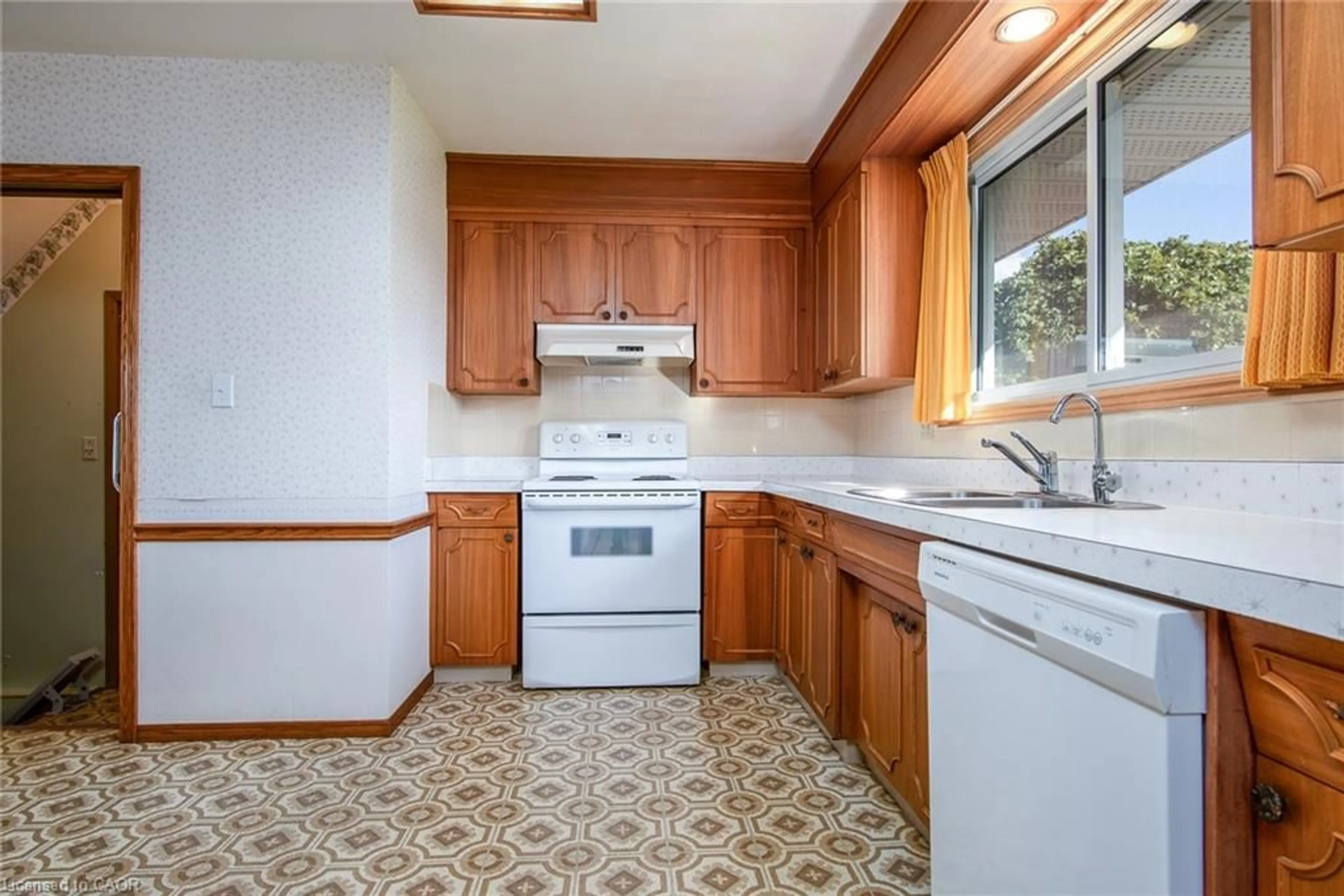 Standard kitchen, ceramic/tile floor for 324 Snyder's Rd, Baden Ontario N3A 2V7